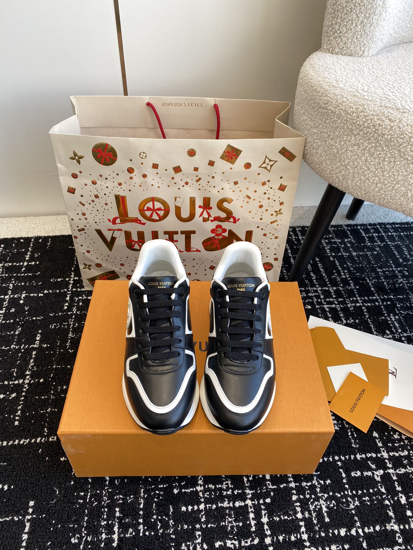 Louis Vuitton Shoes Sneakers Buy Sell
 Unisex Spring/Summer Collection Sweatpants