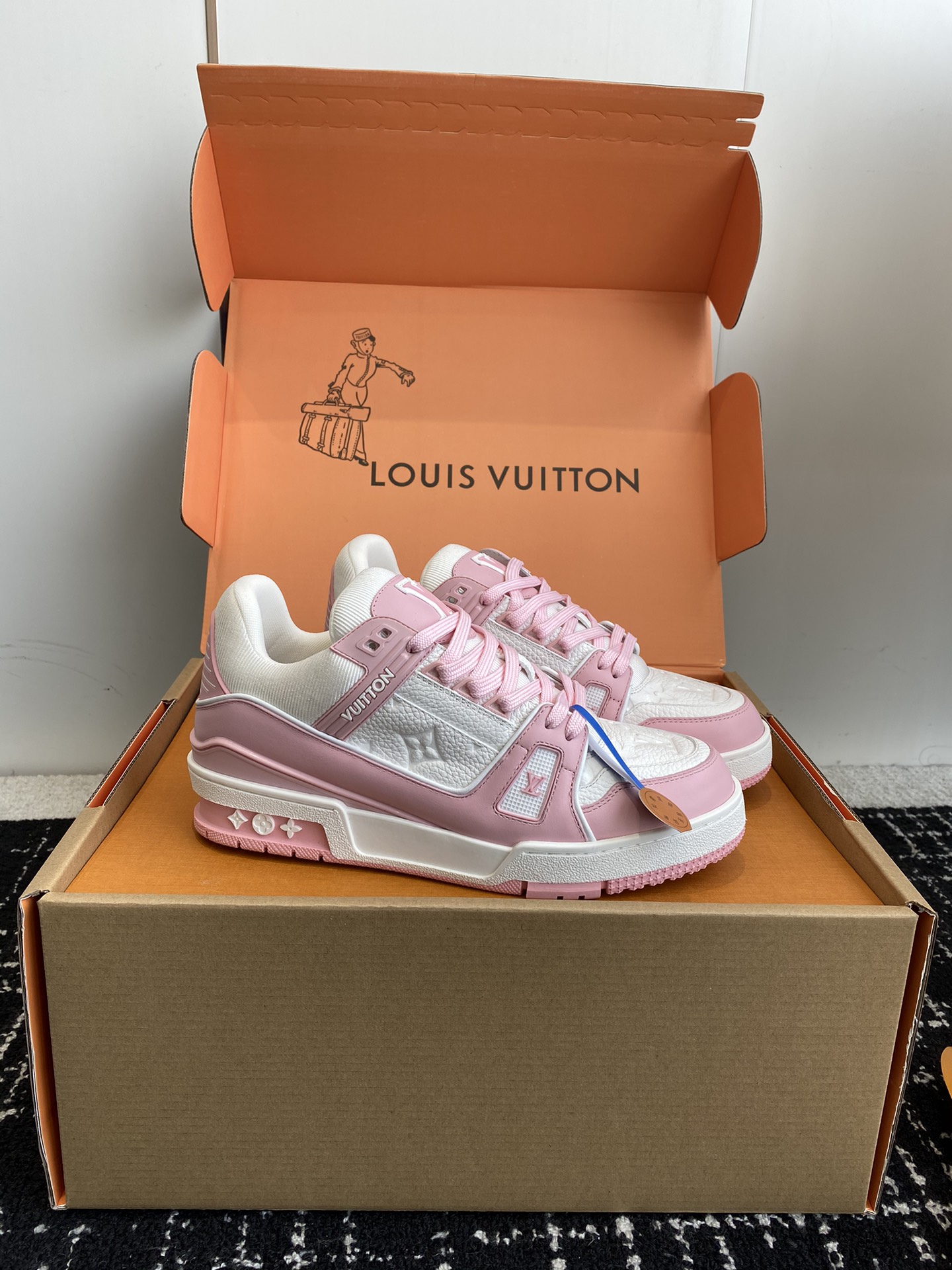 代购级
Louis Vuitton 驴家的爆款！trainer板鞋，每个人都必须入的款，绝不后悔！

超