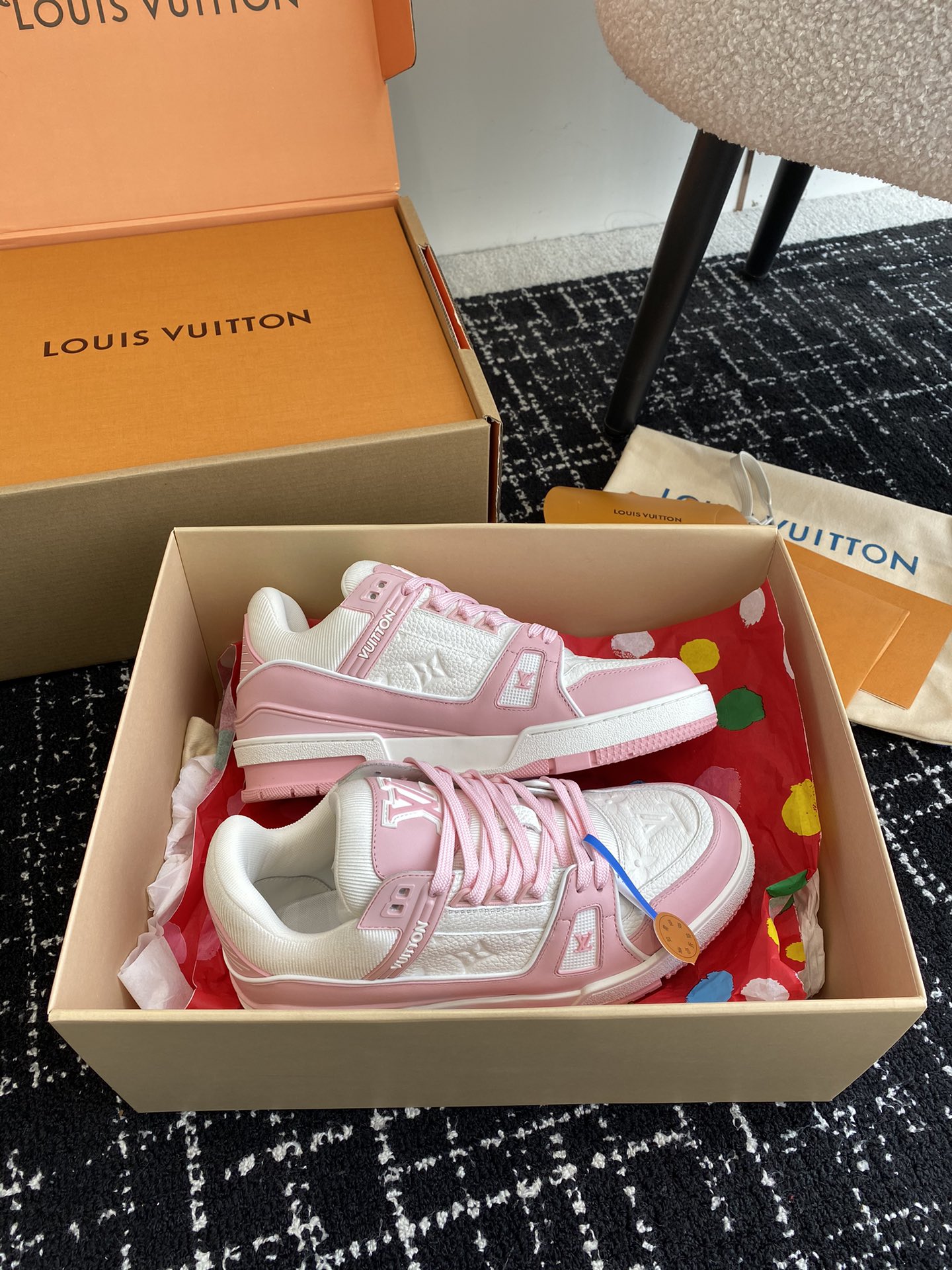 代购级
Louis Vuitton 驴家的爆款！trainer板鞋，每个人都必须入的款，绝不后悔！

超
