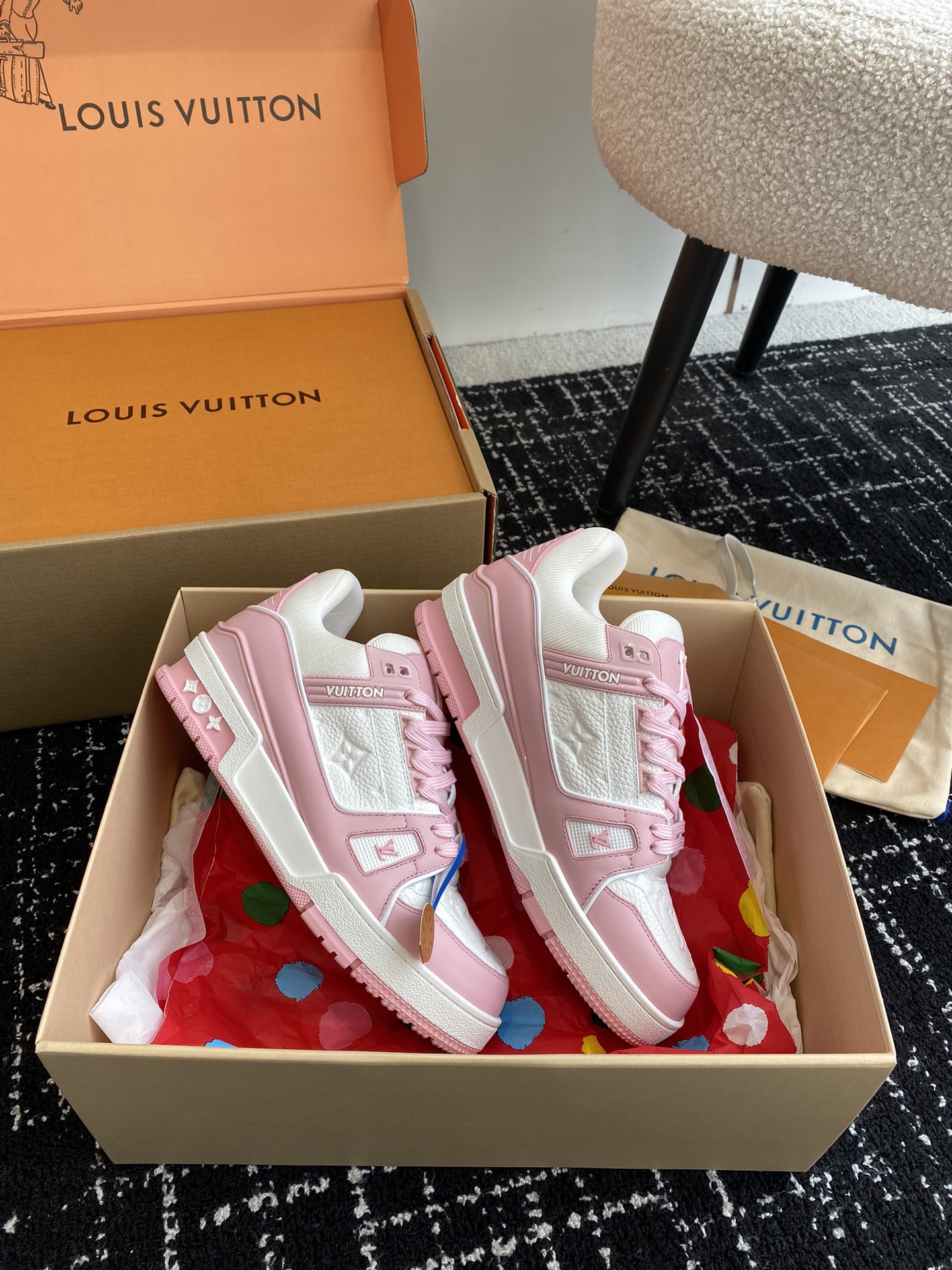 代购级
Louis Vuitton 驴家的爆款！trainer板鞋，每个人都必须入的款，绝不后悔！

超