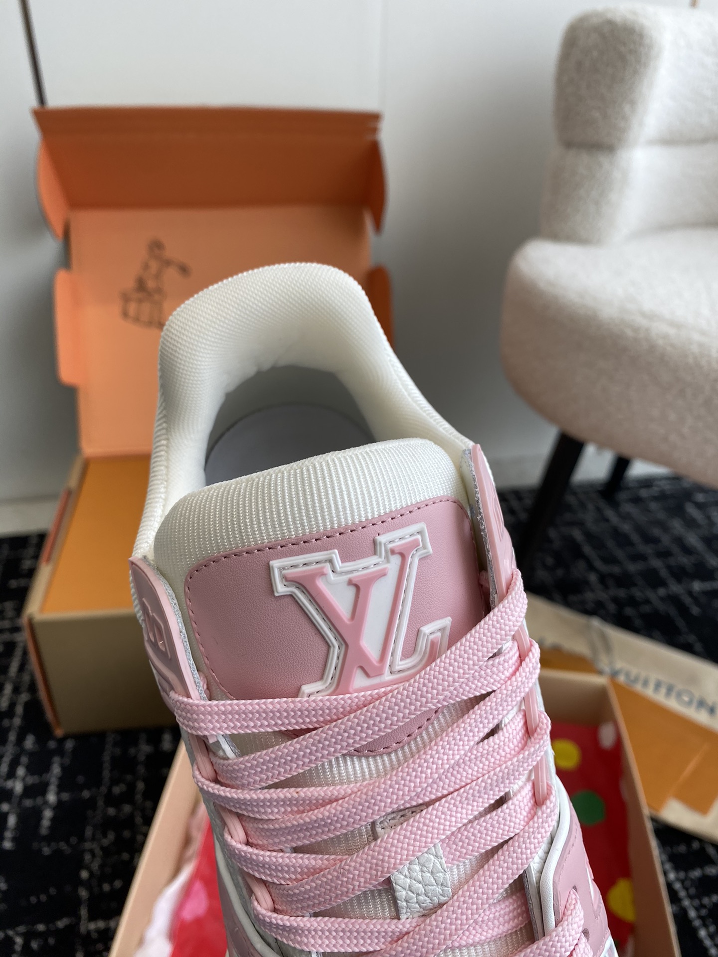代购级
Louis Vuitton 驴家的爆款！trainer板鞋，每个人都必须入的款，绝不后悔！

超