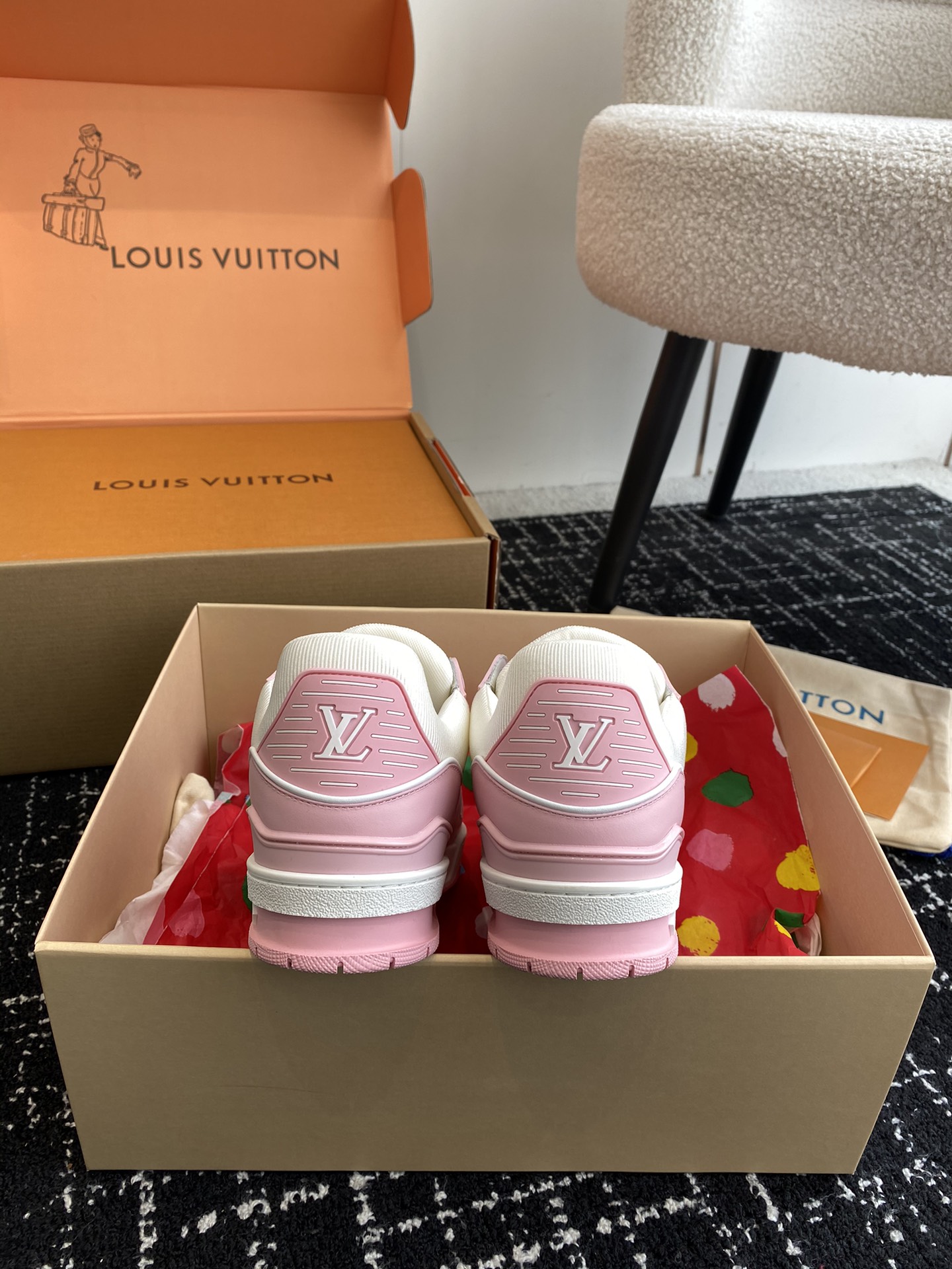 代购级
Louis Vuitton 驴家的爆款！trainer板鞋，每个人都必须入的款，绝不后悔！

超