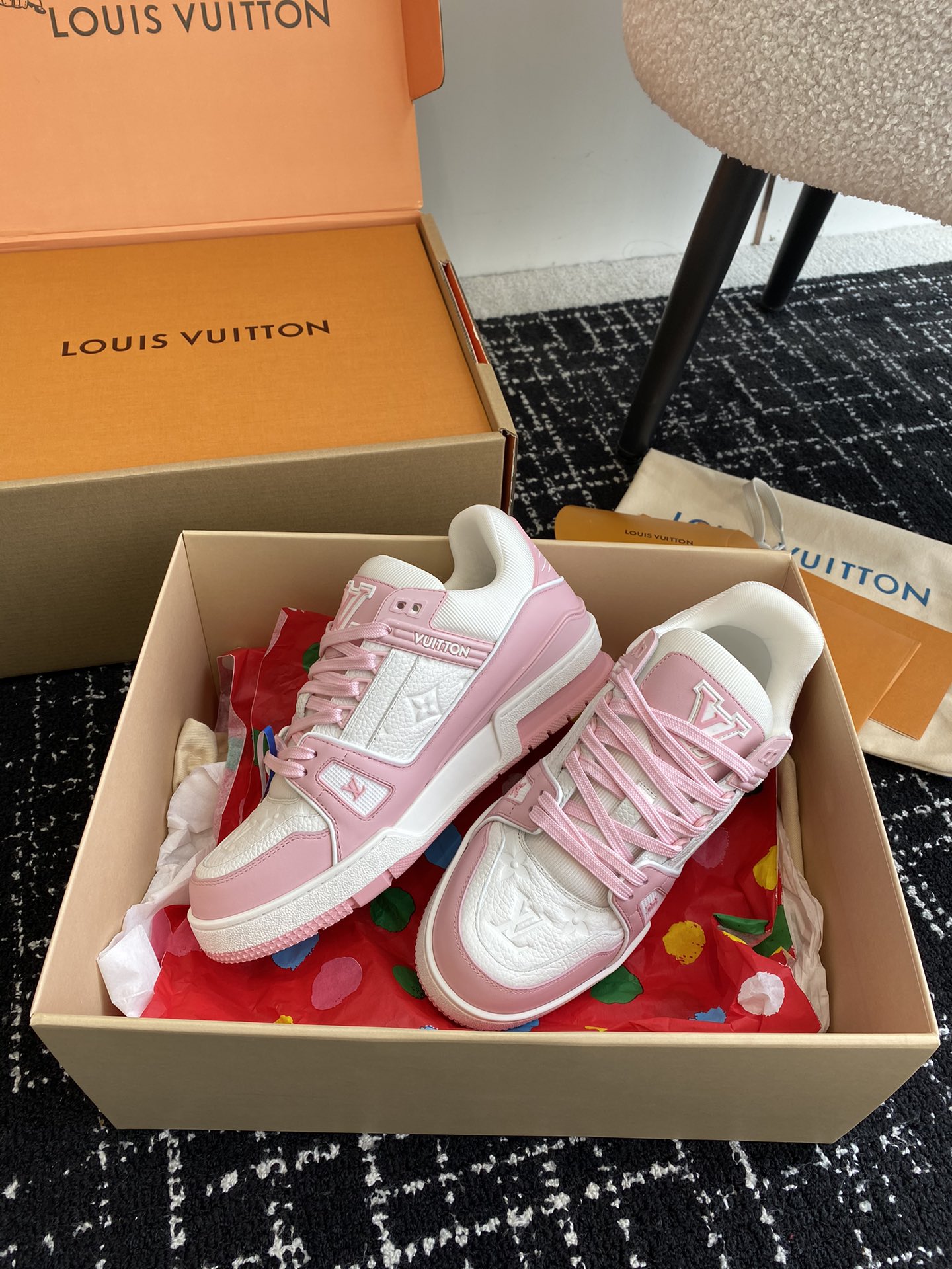 代购级
Louis Vuitton 驴家的爆款！trainer板鞋，每个人都必须入的款，绝不后悔！

超