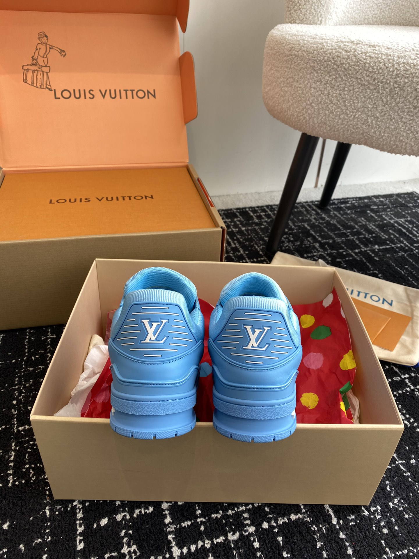 代购级
Louis Vuitton 驴家的爆款！trainer板鞋，每个人都必须入的款，绝不后悔！

超
