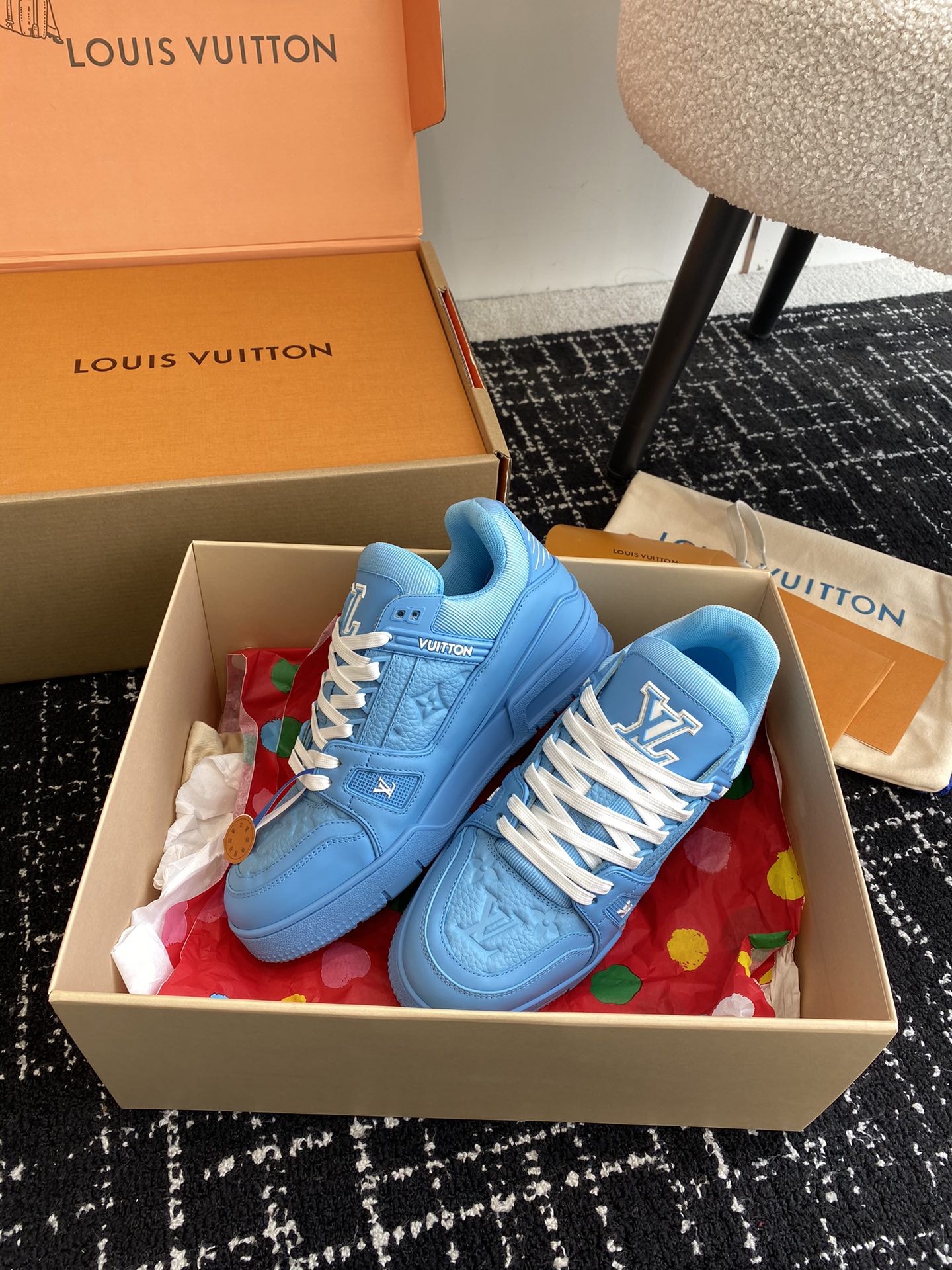 代购级
Louis Vuitton 驴家的爆款！trainer板鞋，每个人都必须入的款，绝不后悔！

超