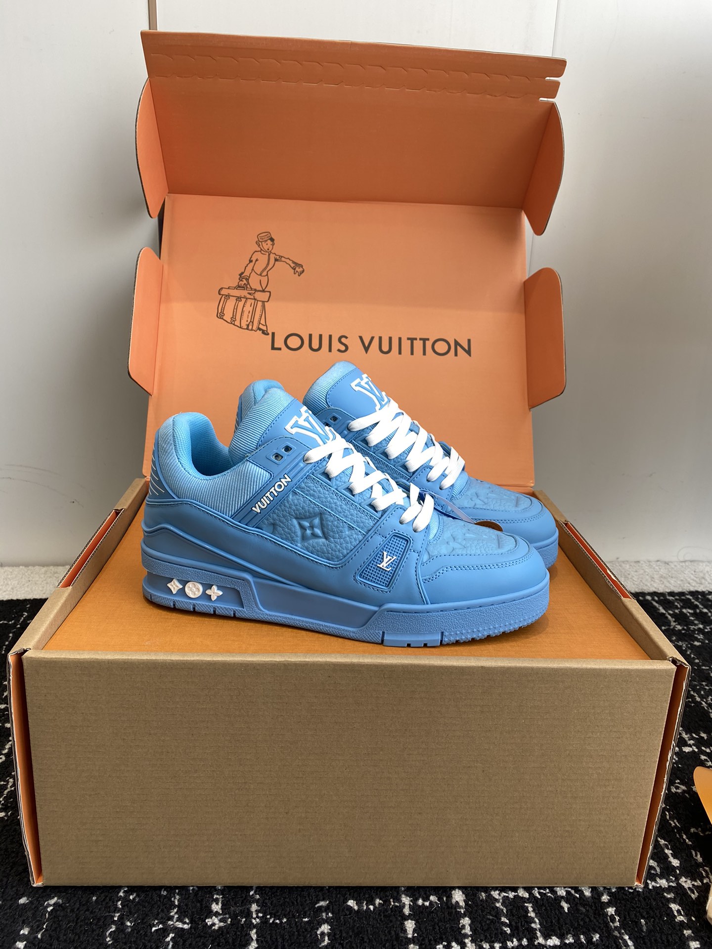 代购级
Louis Vuitton 驴家的爆款！trainer板鞋，每个人都必须入的款，绝不后悔！

超
