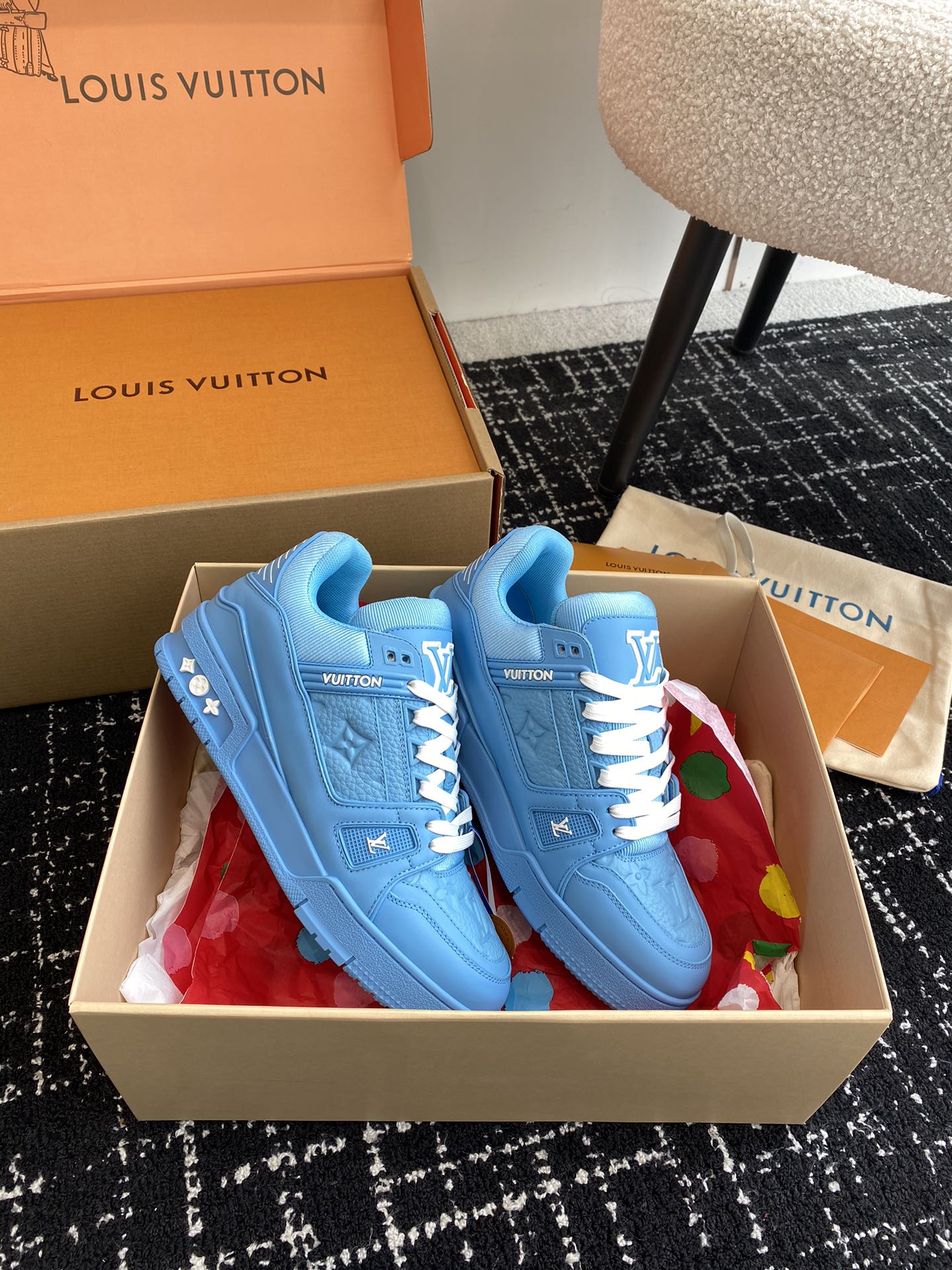 代购级
Louis Vuitton 驴家的爆款！trainer板鞋，每个人都必须入的款，绝不后悔！

超