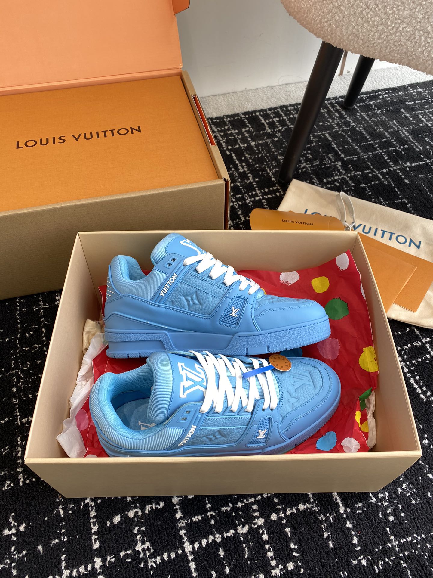代购级
Louis Vuitton 驴家的爆款！trainer板鞋，每个人都必须入的款，绝不后悔！

超