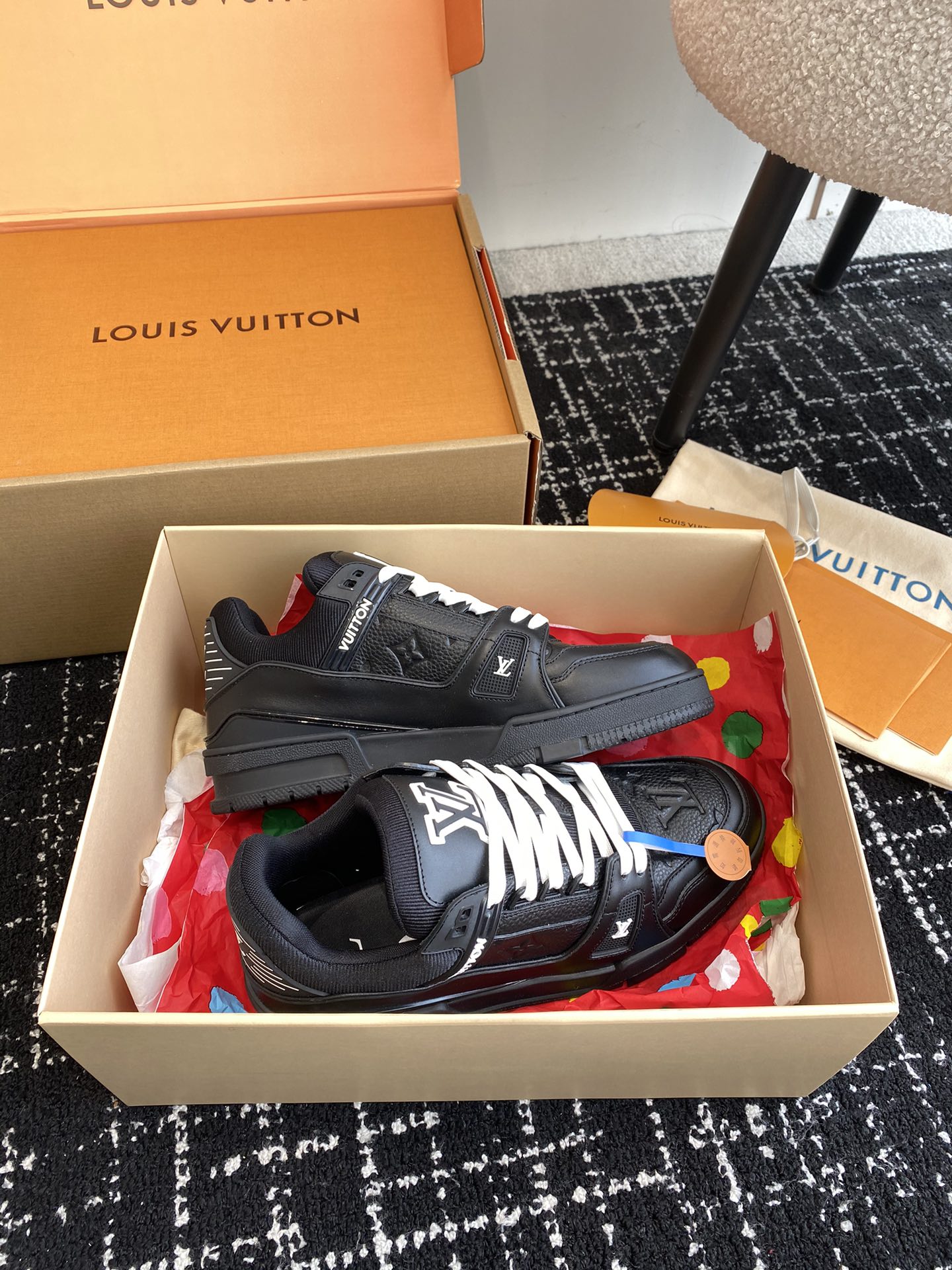 代购级
Louis Vuitton 驴家的爆款！trainer板鞋，每个人都必须入的款，绝不后悔！

超