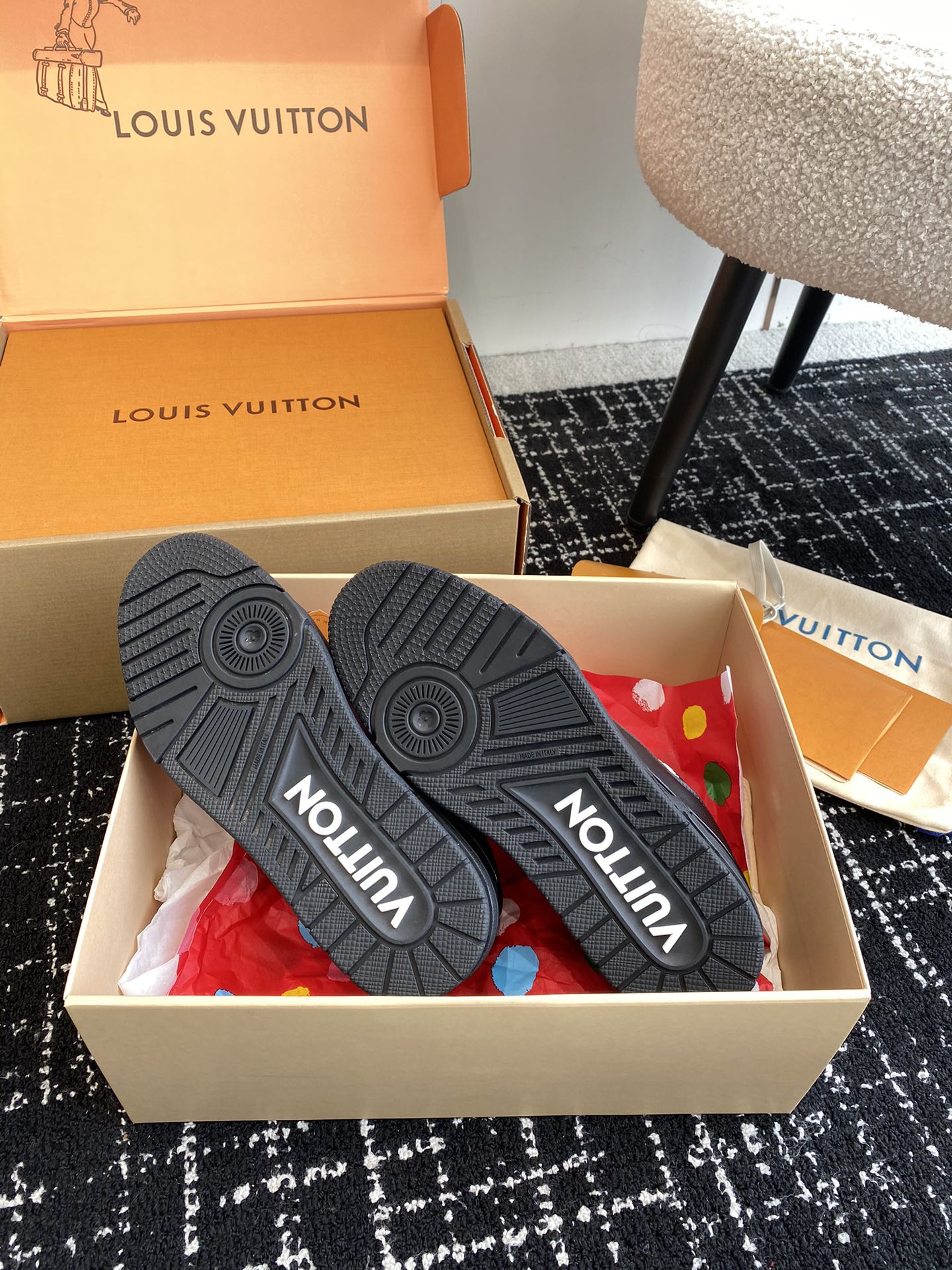 代购级
Louis Vuitton 驴家的爆款！trainer板鞋，每个人都必须入的款，绝不后悔！

超