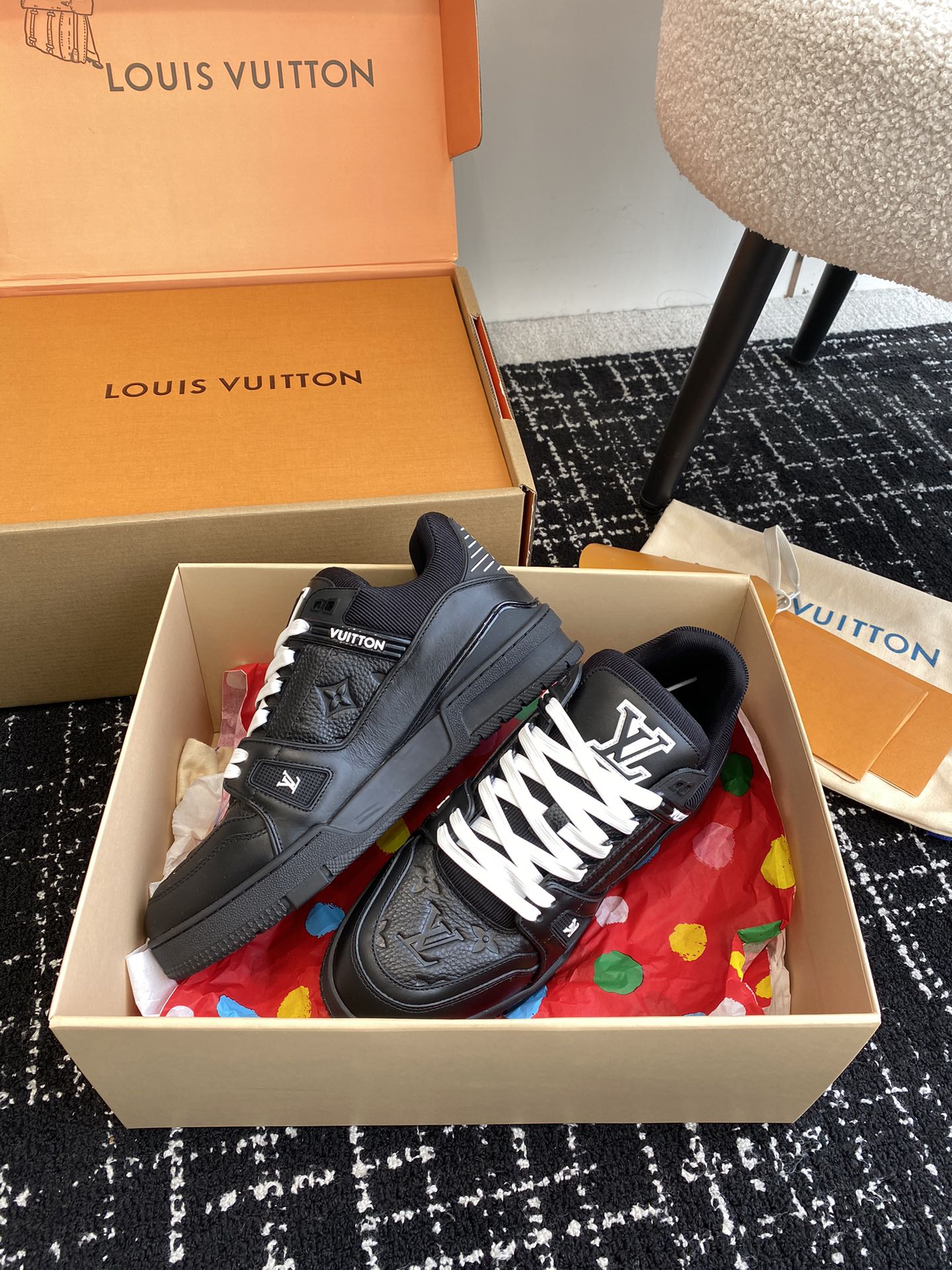 代购级
Louis Vuitton 驴家的爆款！trainer板鞋，每个人都必须入的款，绝不后悔！

超