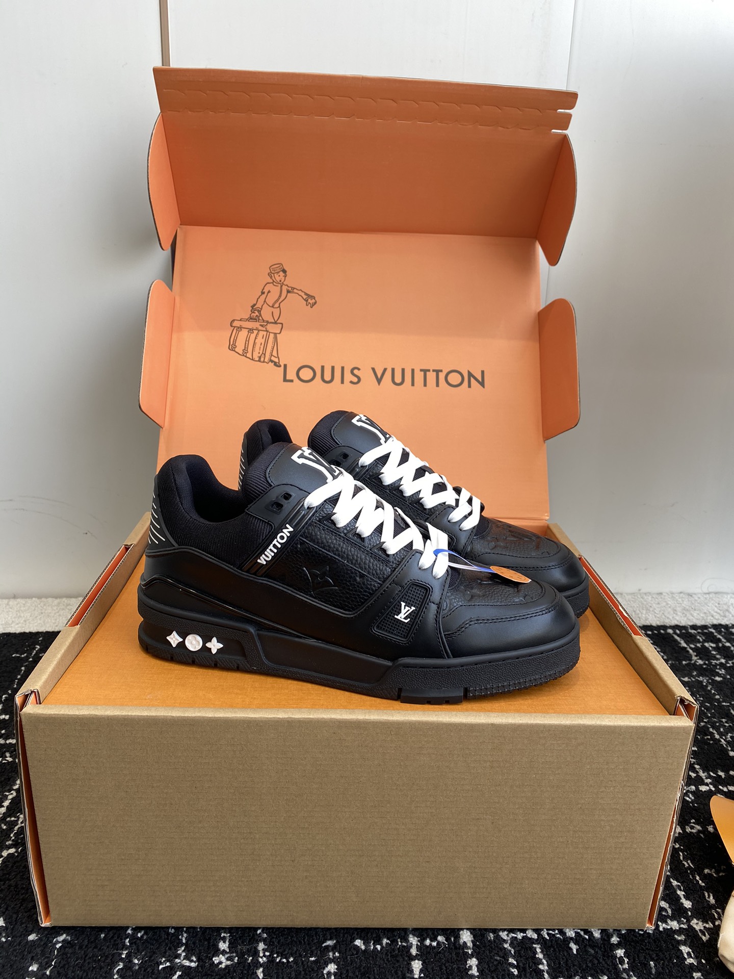 代购级
Louis Vuitton 驴家的爆款！trainer板鞋，每个人都必须入的款，绝不后悔！

超