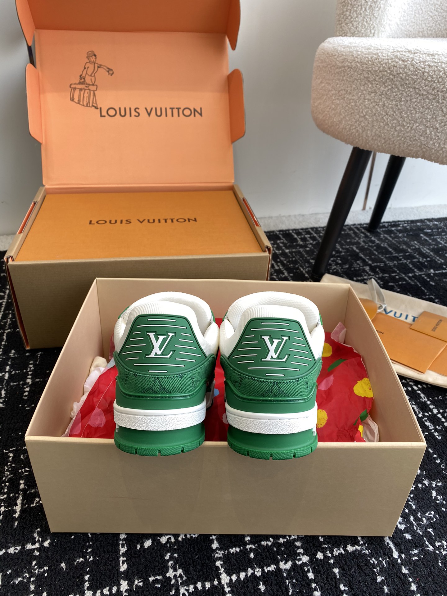 代购级
Louis Vuitton 驴家的爆款！trainer板鞋，每个人都必须入的款，绝不后悔！

超