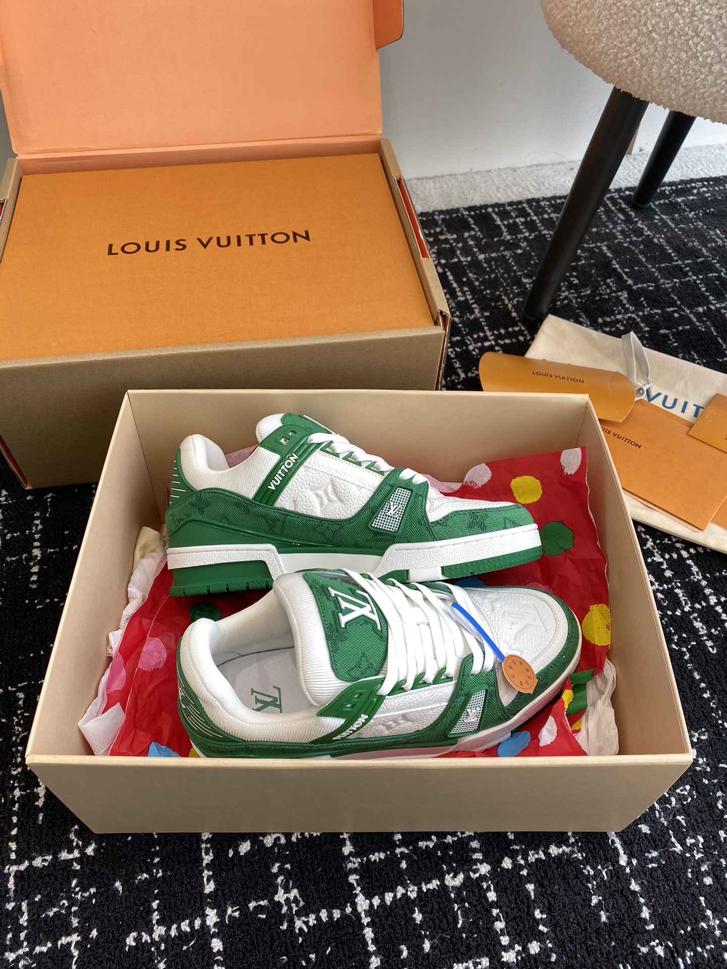 代购级
Louis Vuitton 驴家的爆款！trainer板鞋，每个人都必须入的款，绝不后悔！

超