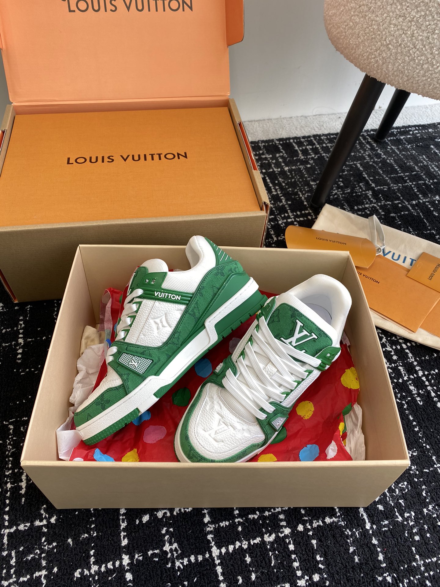 代购级
Louis Vuitton 驴家的爆款！trainer板鞋，每个人都必须入的款，绝不后悔！

超