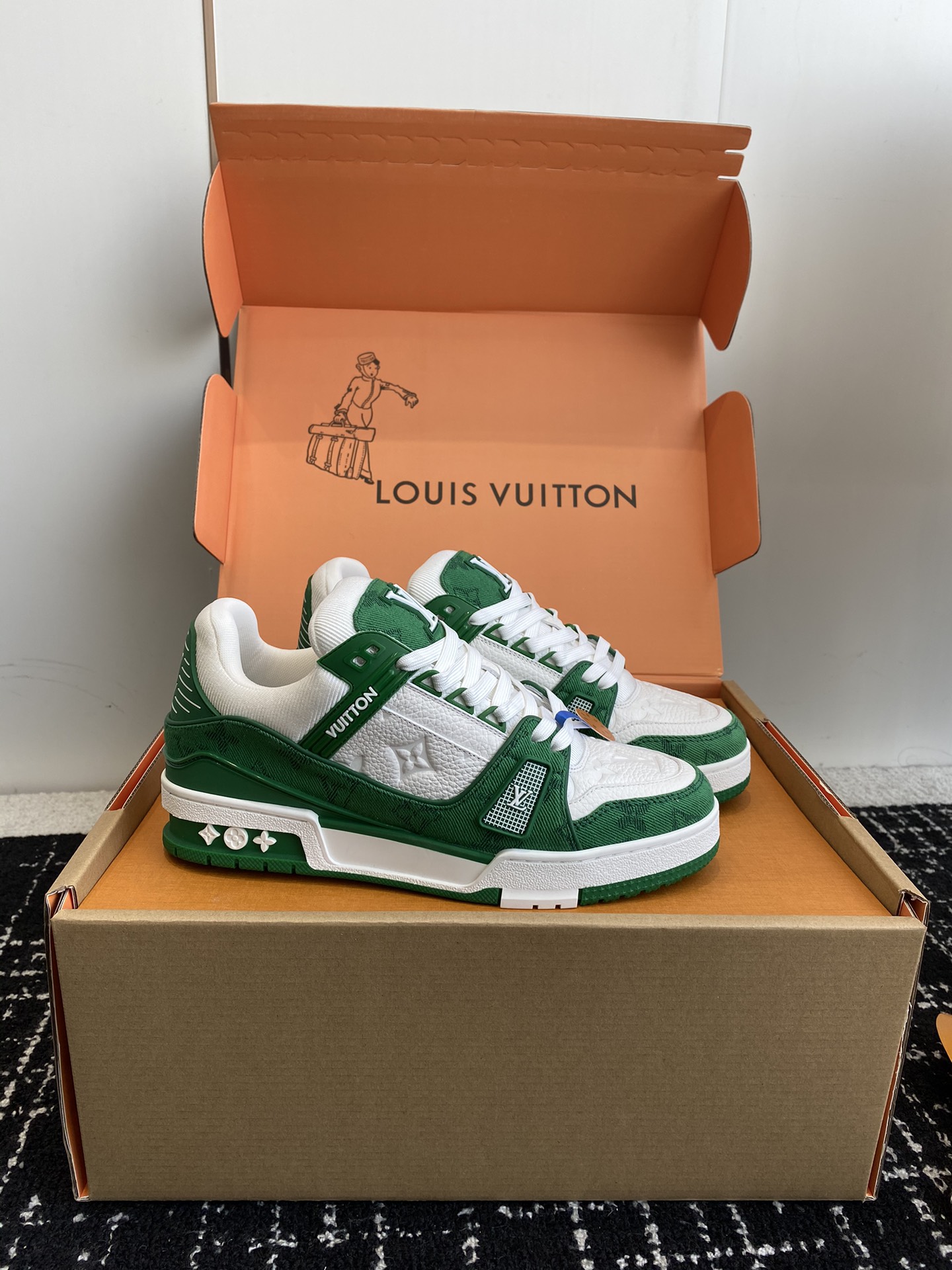 代购级
Louis Vuitton 驴家的爆款！trainer板鞋，每个人都必须入的款，绝不后悔！

超