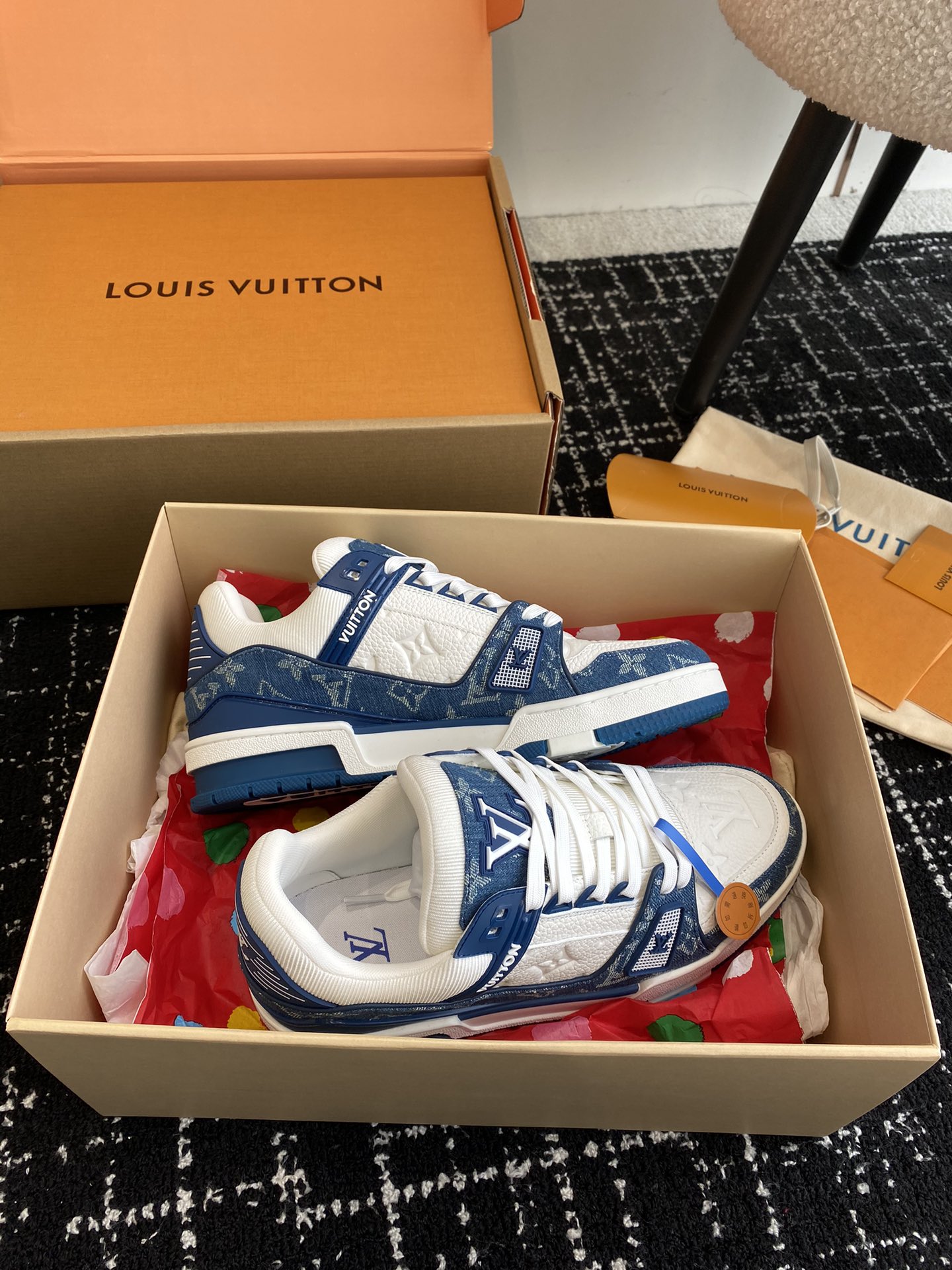 代购级
Louis Vuitton 驴家的爆款！trainer板鞋，每个人都必须入的款，绝不后悔！

超
