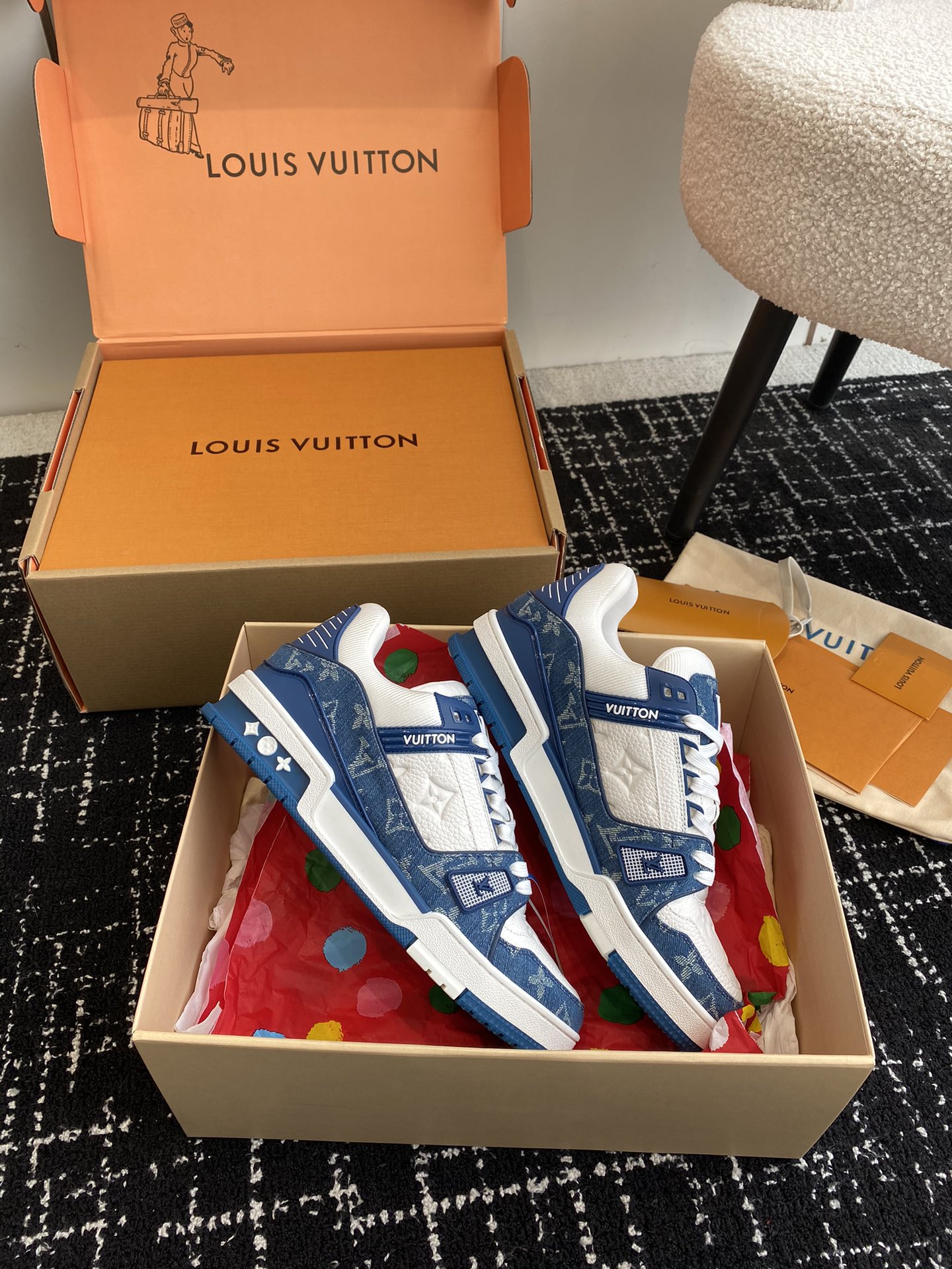 代购级
Louis Vuitton 驴家的爆款！trainer板鞋，每个人都必须入的款，绝不后悔！

超