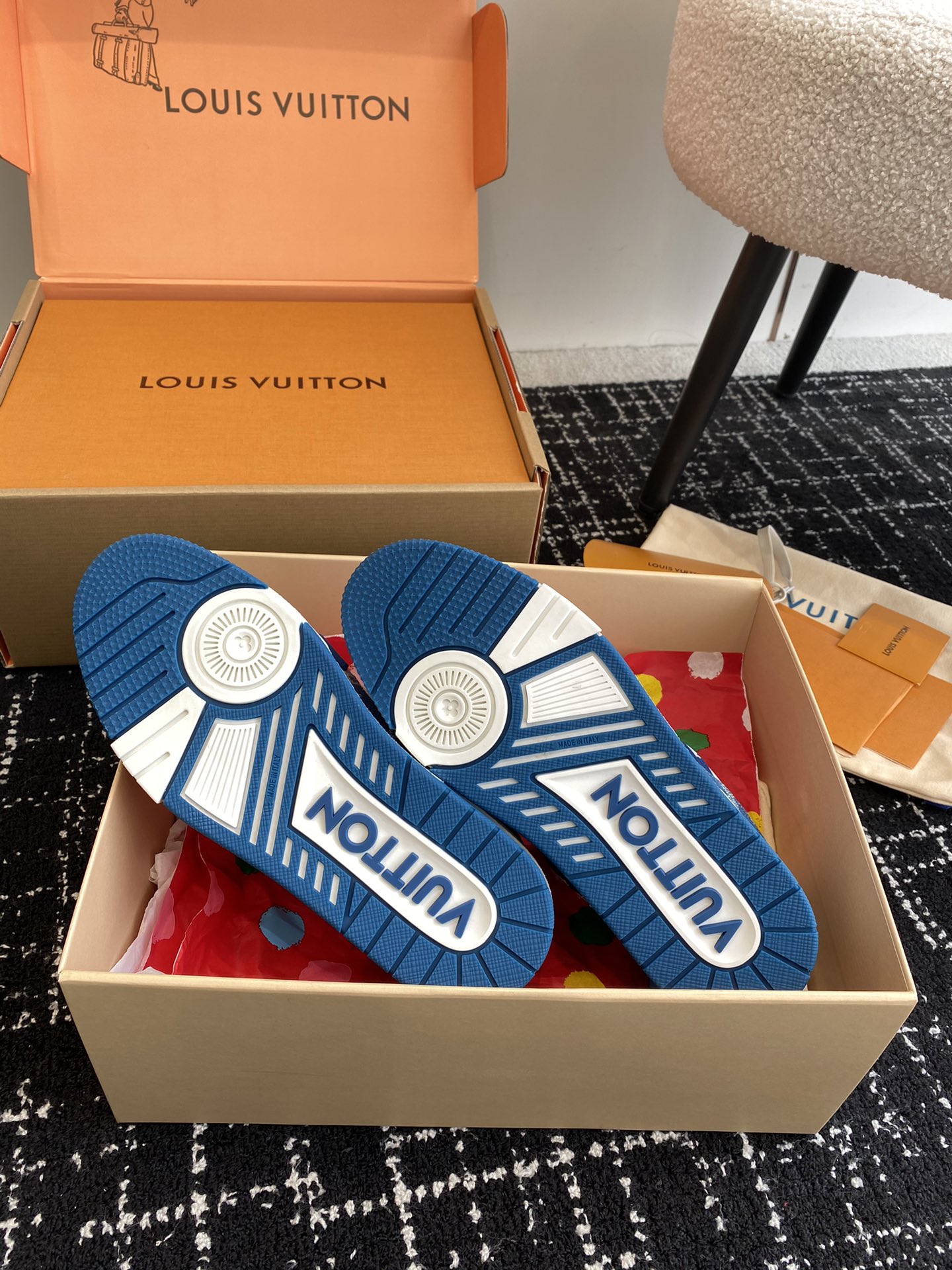 代购级
Louis Vuitton 驴家的爆款！trainer板鞋，每个人都必须入的款，绝不后悔！

超