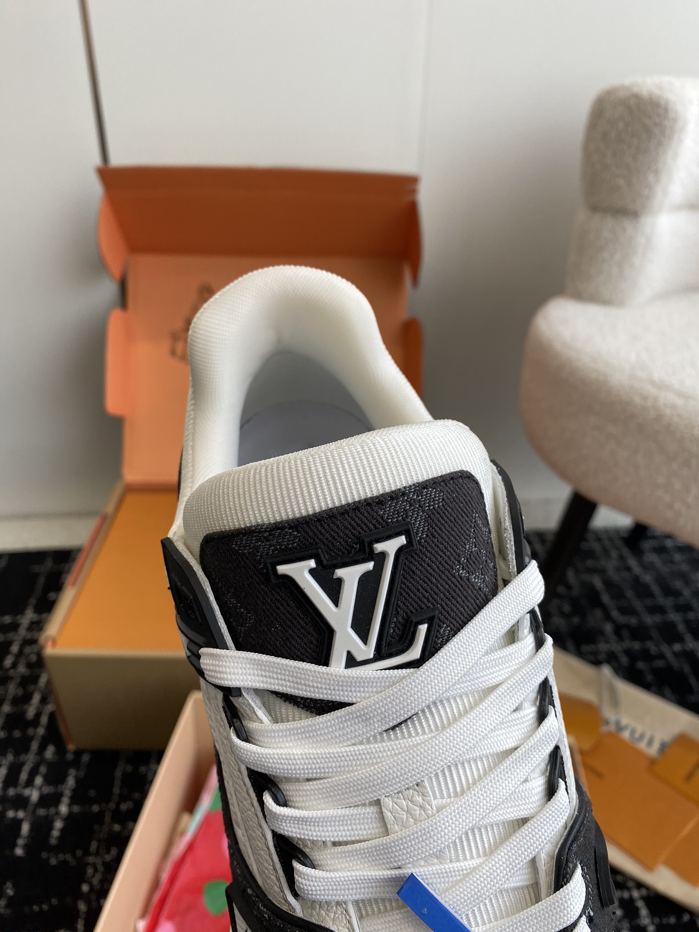 代购级
Louis Vuitton 驴家的爆款！trainer板鞋，每个人都必须入的款，绝不后悔！

超