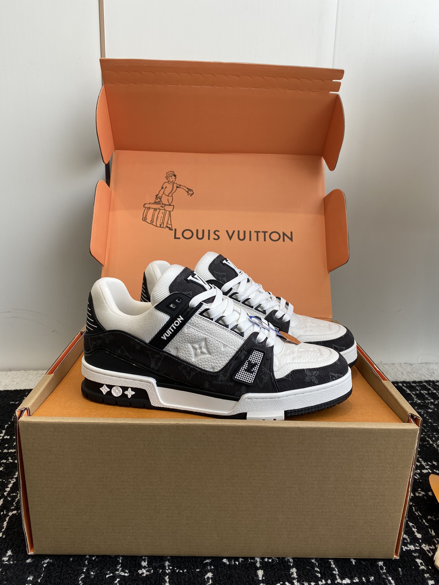 代购级
Louis Vuitton 驴家的爆款！trainer板鞋，每个人都必须入的款，绝不后悔！

超