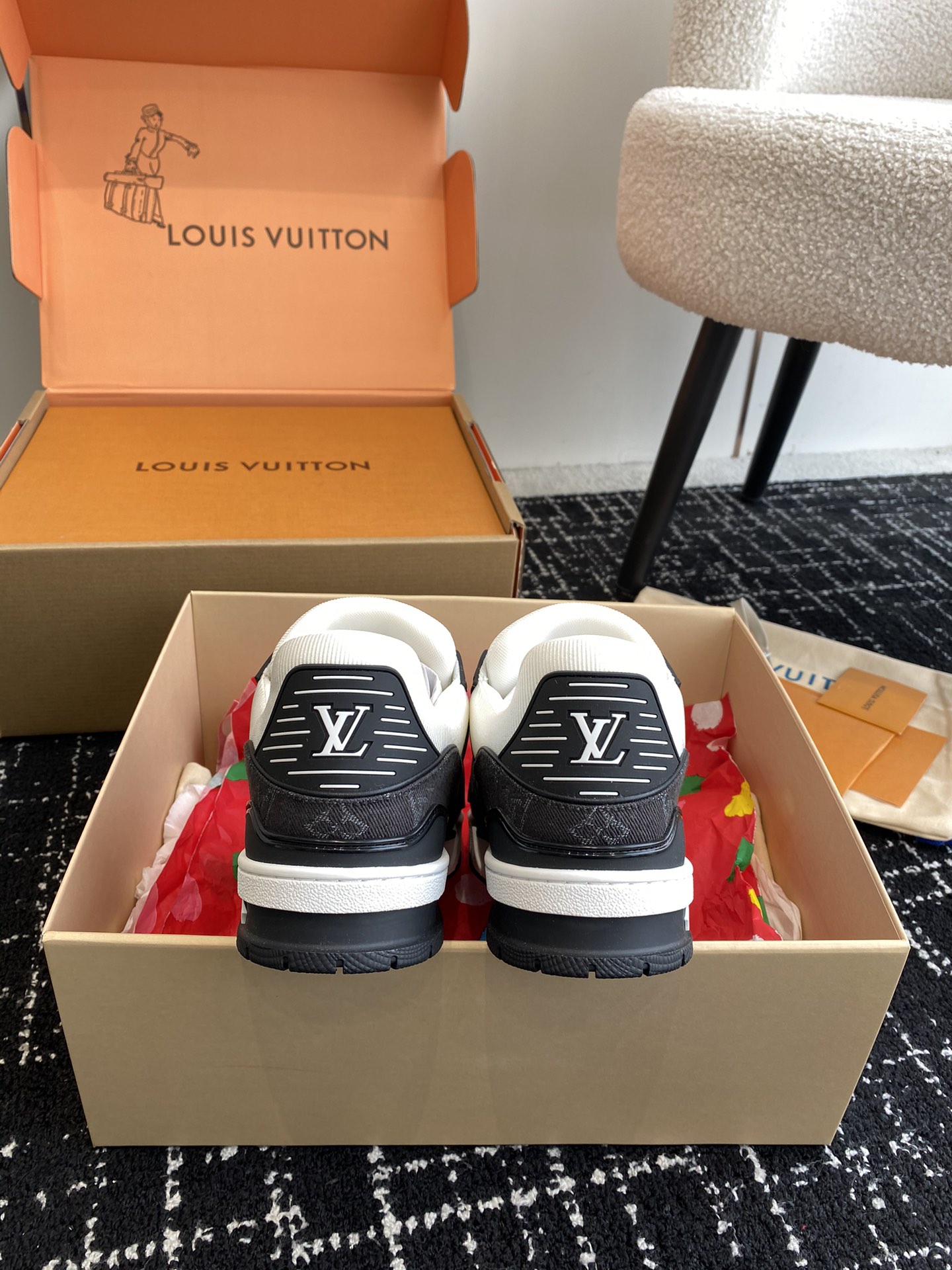 代购级
Louis Vuitton 驴家的爆款！trainer板鞋，每个人都必须入的款，绝不后悔！

超