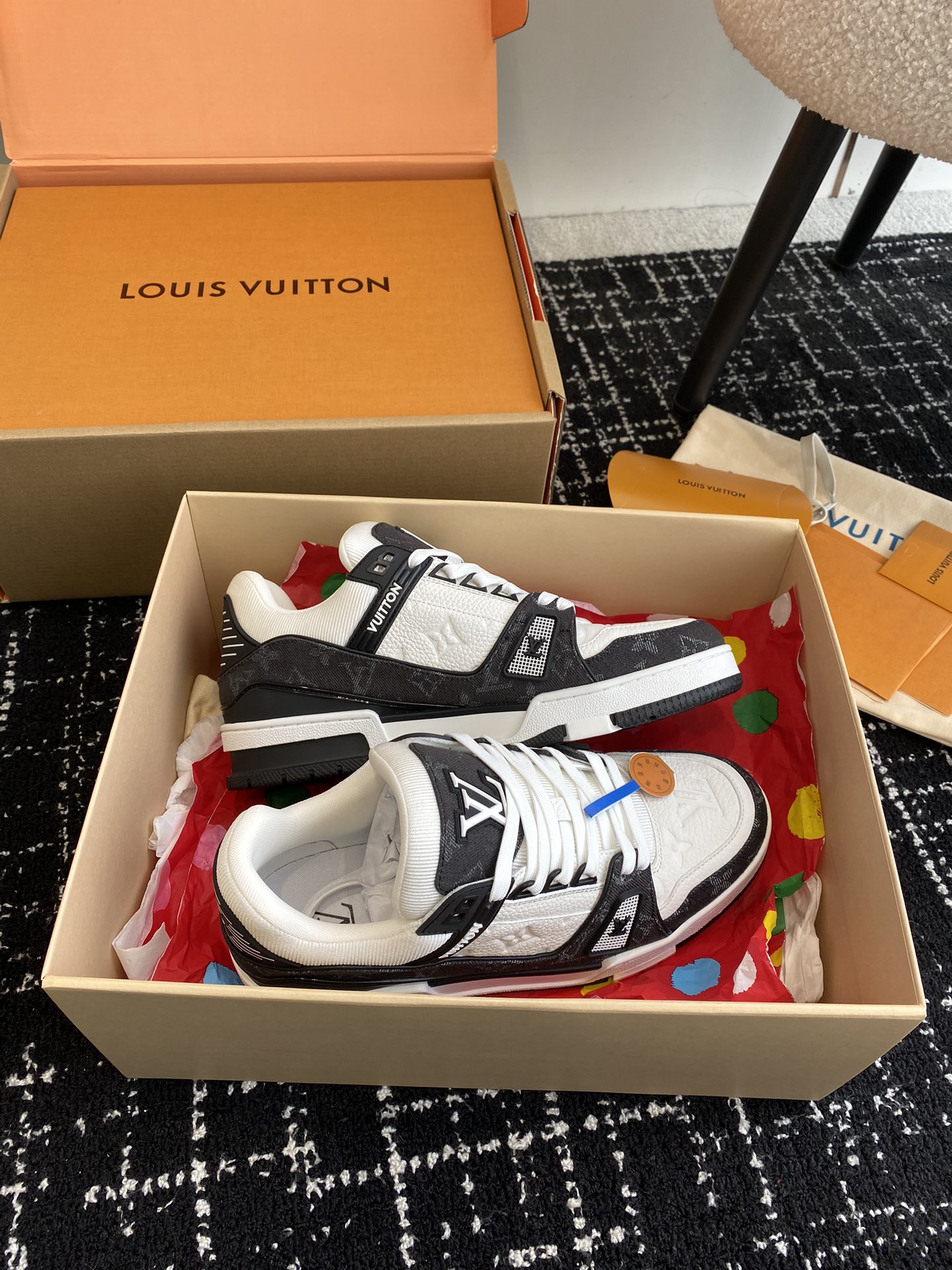 代购级
Louis Vuitton 驴家的爆款！trainer板鞋，每个人都必须入的款，绝不后悔！

超