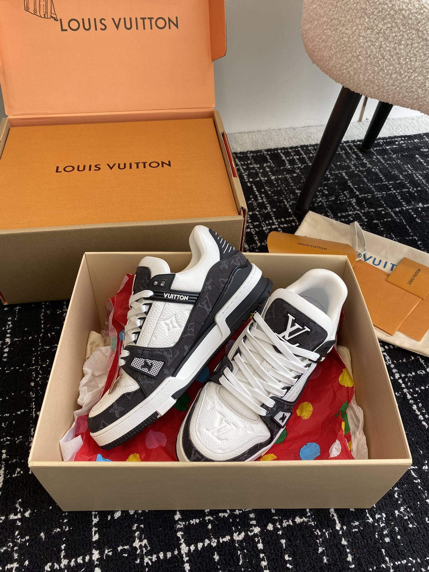 代购级
Louis Vuitton 驴家的爆款！trainer板鞋，每个人都必须入的款，绝不后悔！

超