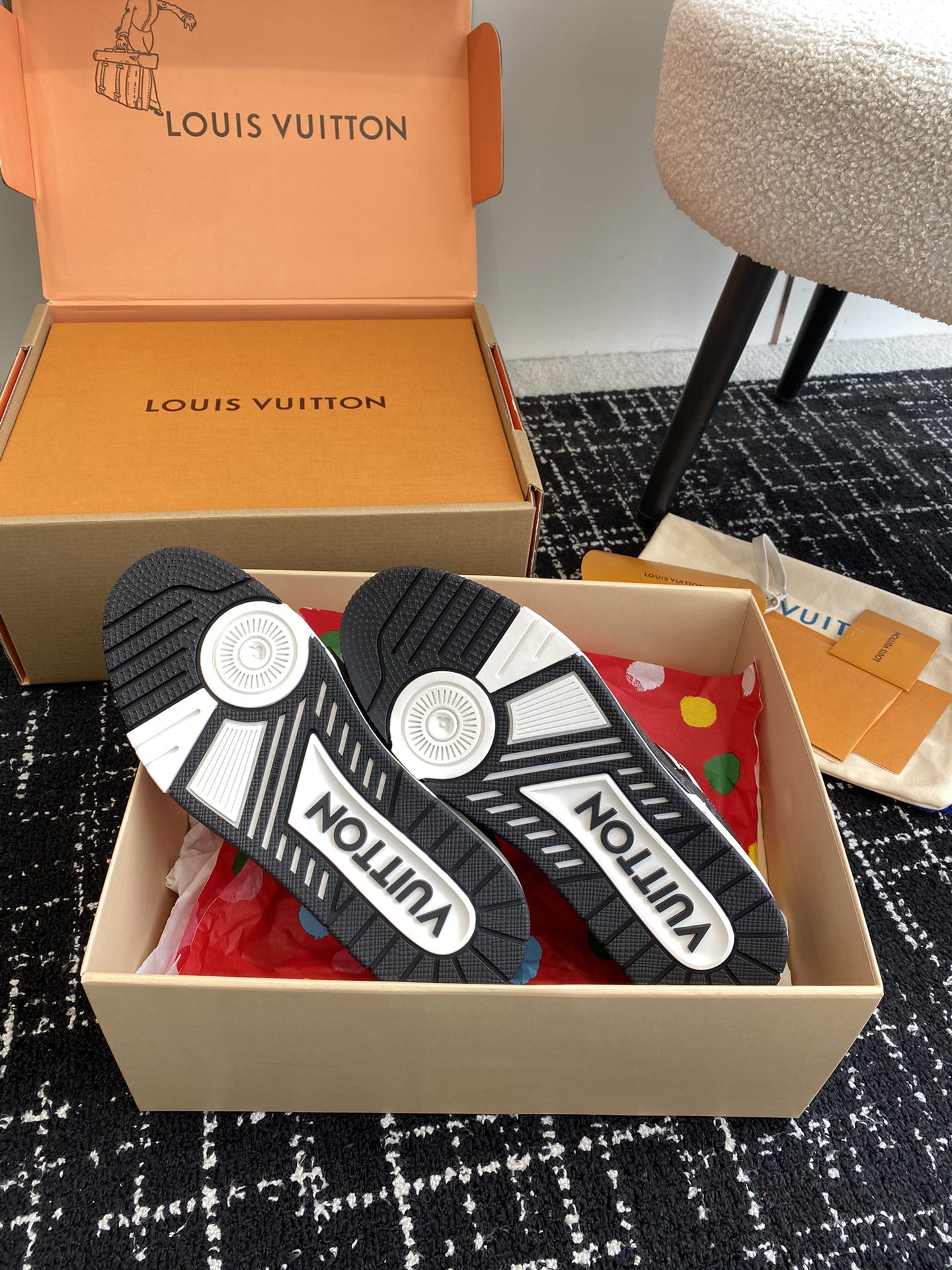 代购级
Louis Vuitton 驴家的爆款！trainer板鞋，每个人都必须入的款，绝不后悔！

超