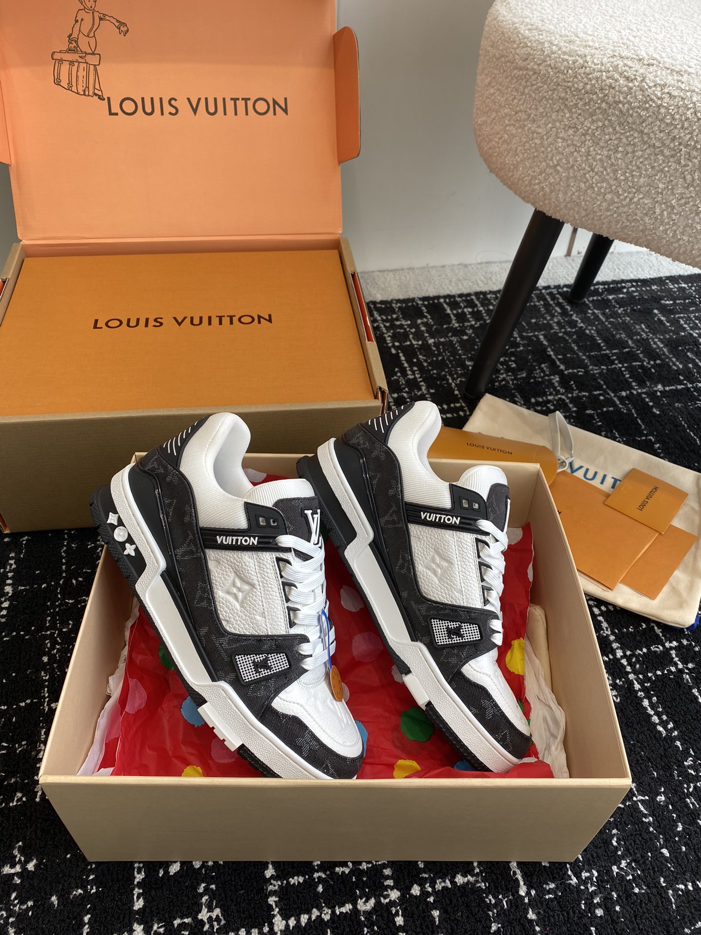代购级
Louis Vuitton 驴家的爆款！trainer板鞋，每个人都必须入的款，绝不后悔！

超