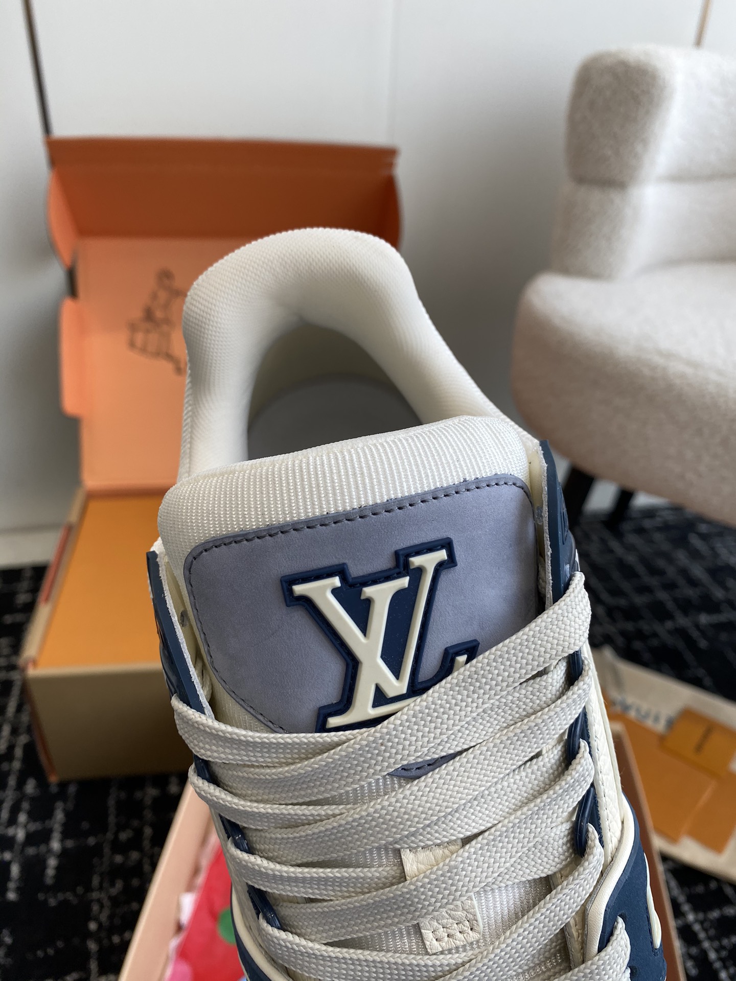 代购级
Louis Vuitton 驴家的爆款！trainer板鞋，每个人都必须入的款，绝不后悔！

超