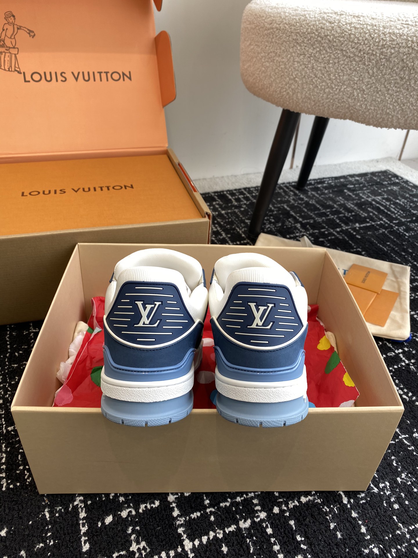 代购级
Louis Vuitton 驴家的爆款！trainer板鞋，每个人都必须入的款，绝不后悔！

超