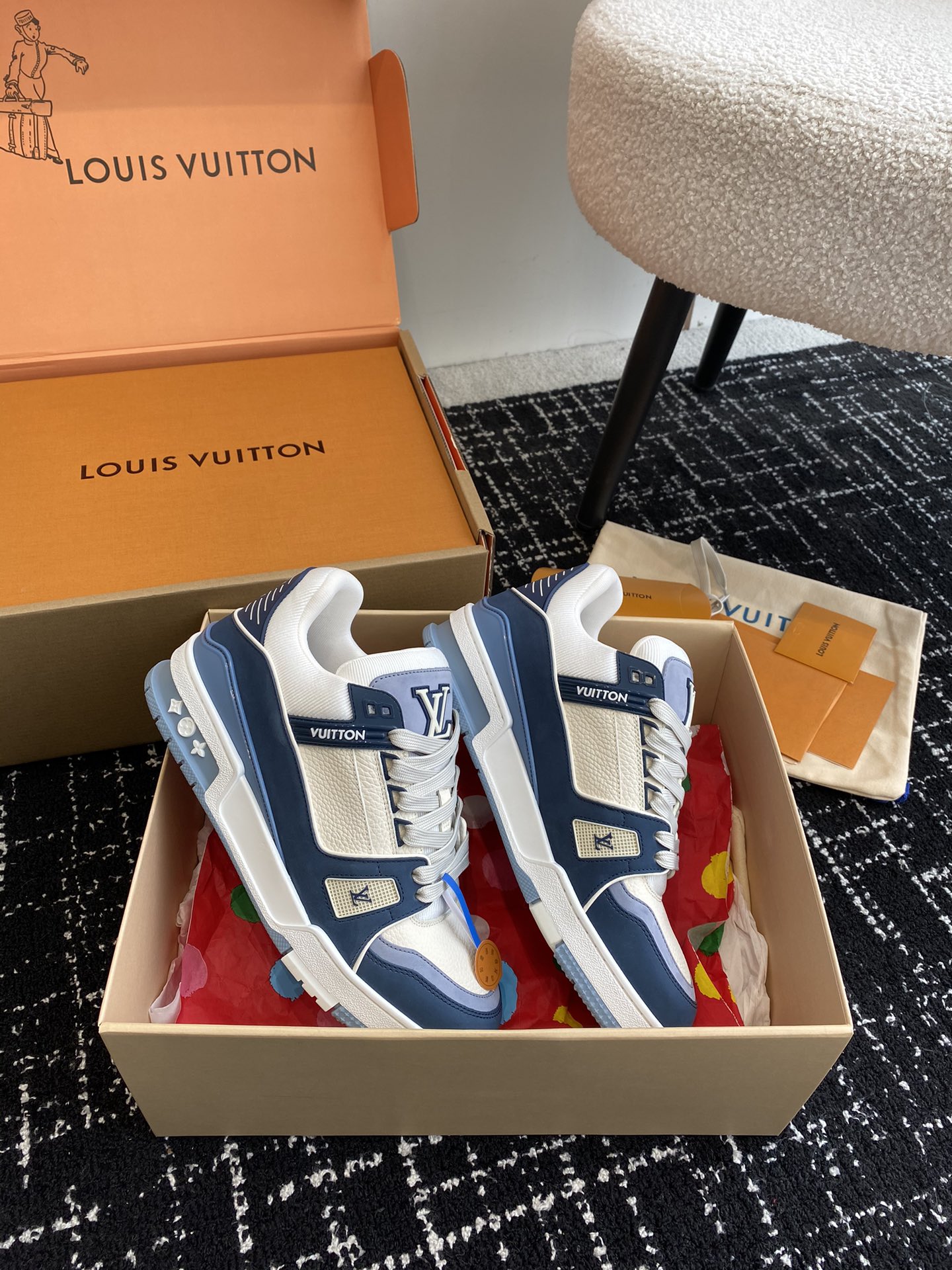 代购级
Louis Vuitton 驴家的爆款！trainer板鞋，每个人都必须入的款，绝不后悔！

超