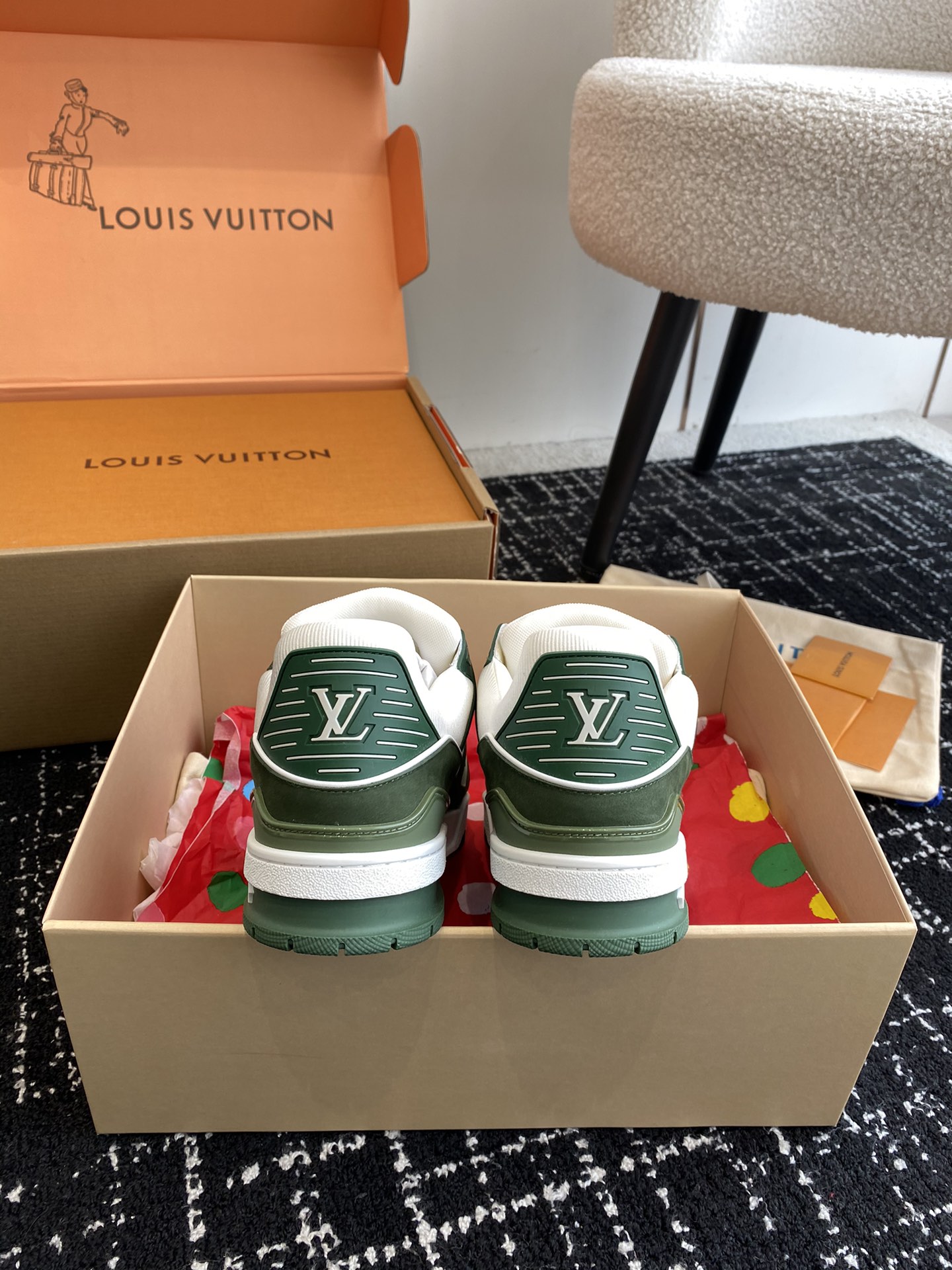 代购级
Louis Vuitton 驴家的爆款！trainer板鞋，每个人都必须入的款，绝不后悔！

超
