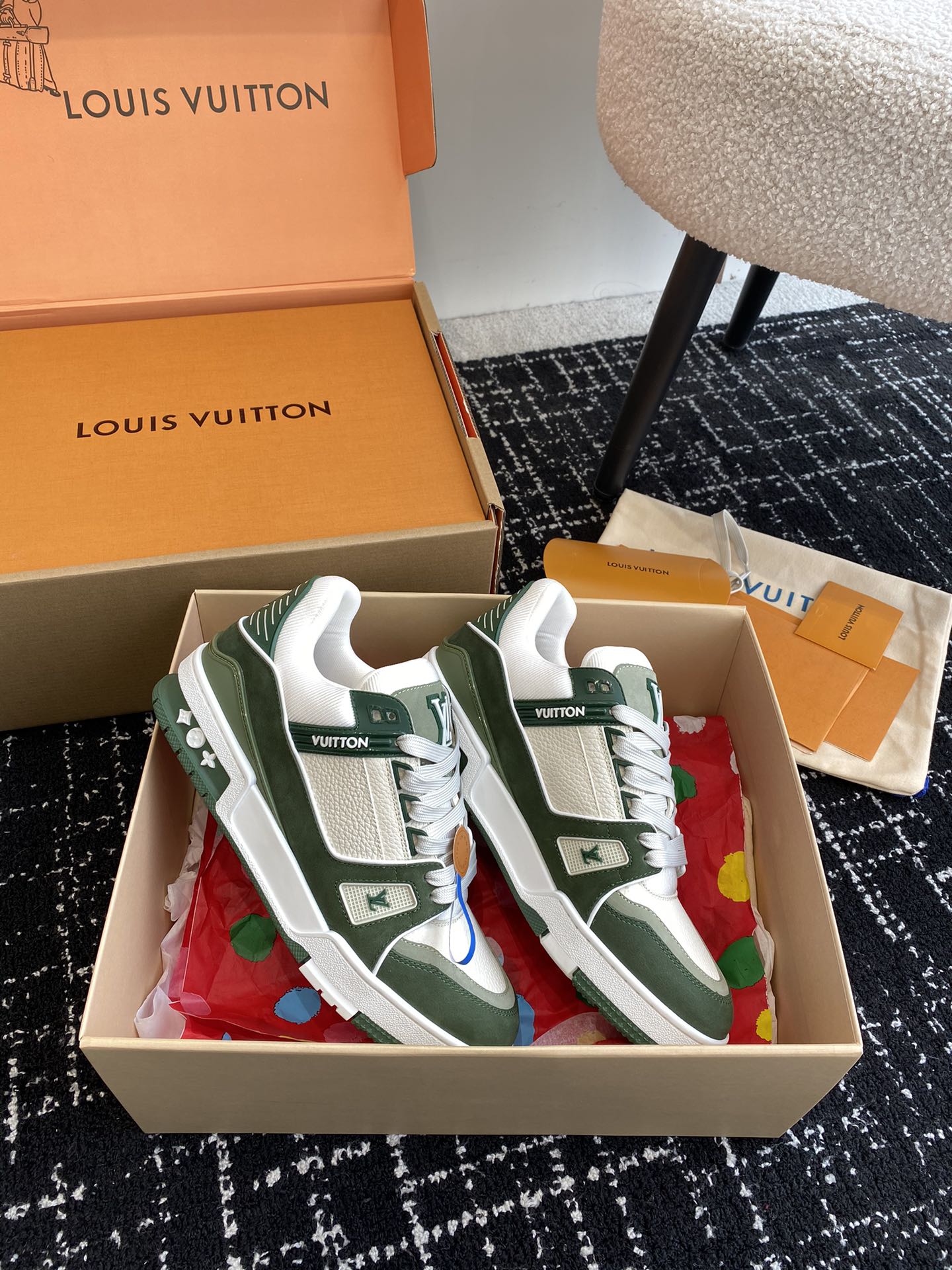 代购级
Louis Vuitton 驴家的爆款！trainer板鞋，每个人都必须入的款，绝不后悔！

超