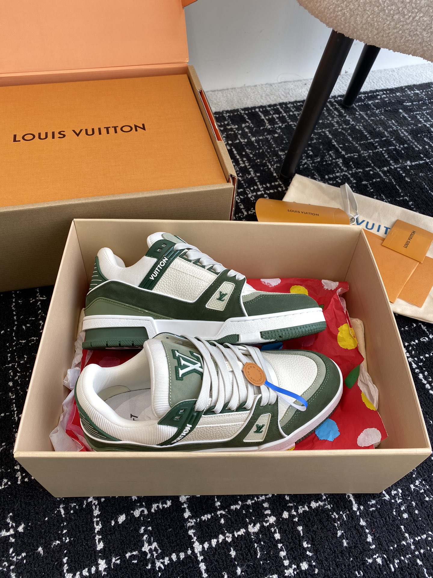 代购级
Louis Vuitton 驴家的爆款！trainer板鞋，每个人都必须入的款，绝不后悔！

超