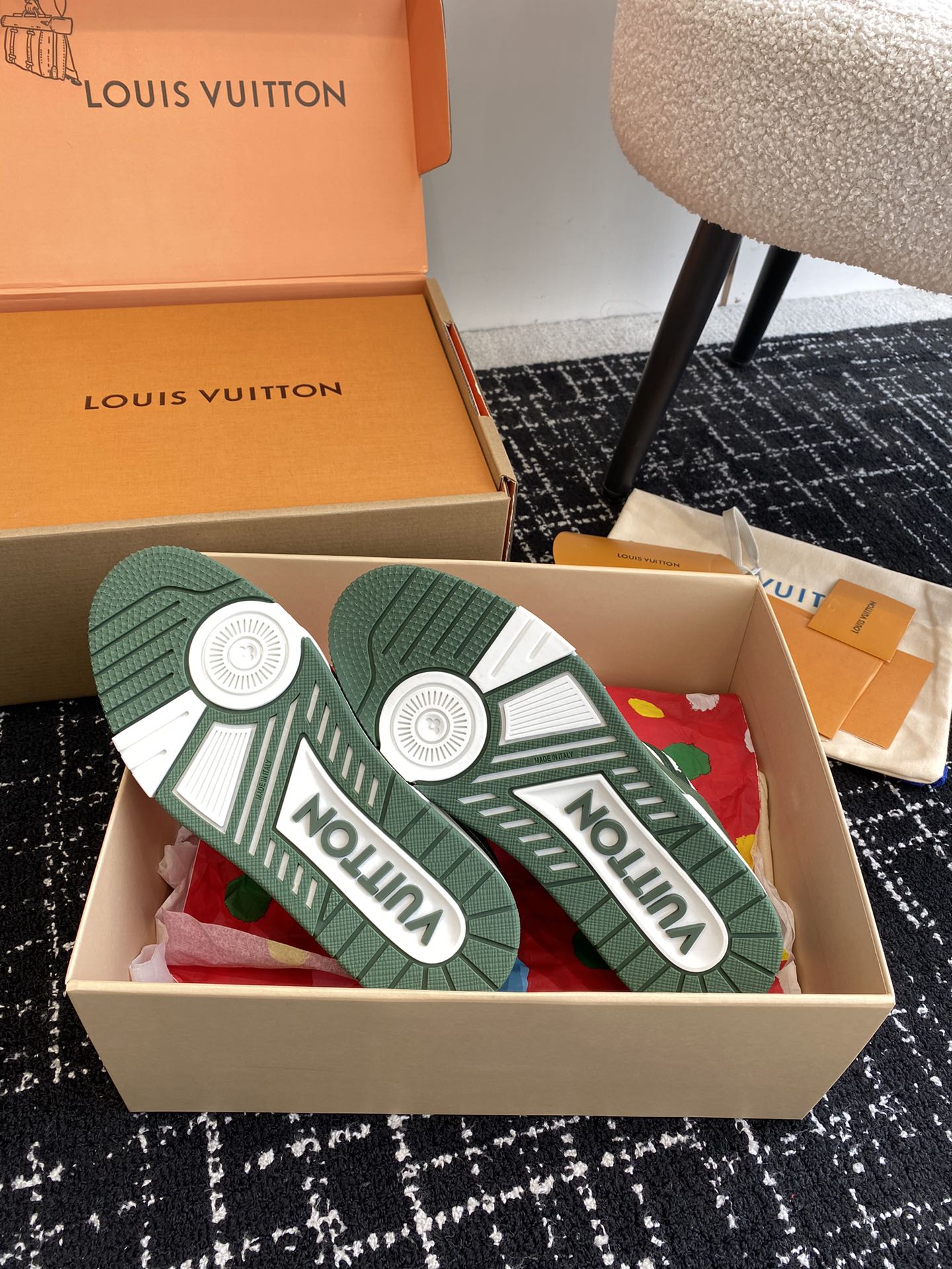 代购级
Louis Vuitton 驴家的爆款！trainer板鞋，每个人都必须入的款，绝不后悔！

超