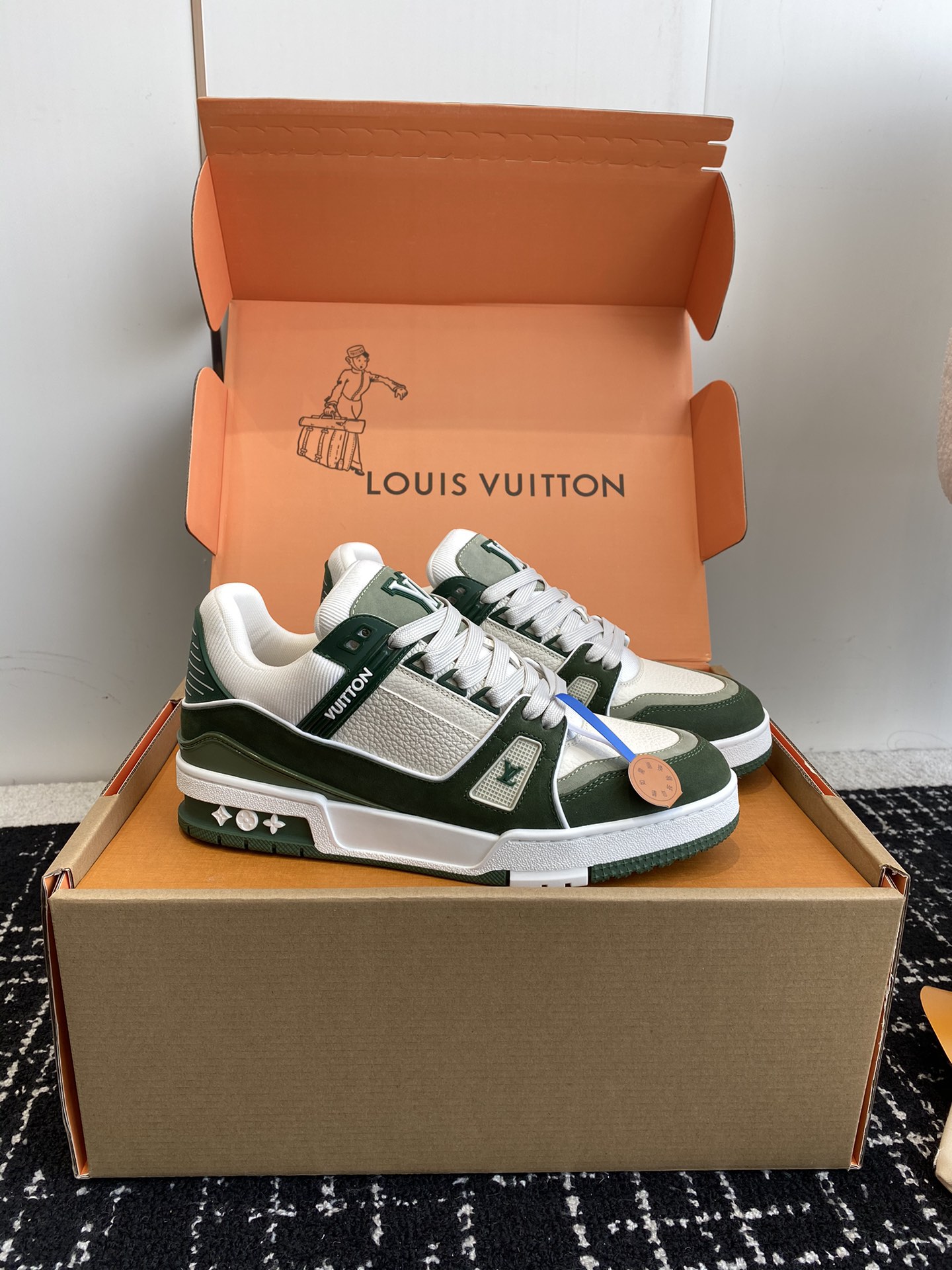 代购级
Louis Vuitton 驴家的爆款！trainer板鞋，每个人都必须入的款，绝不后悔！

超