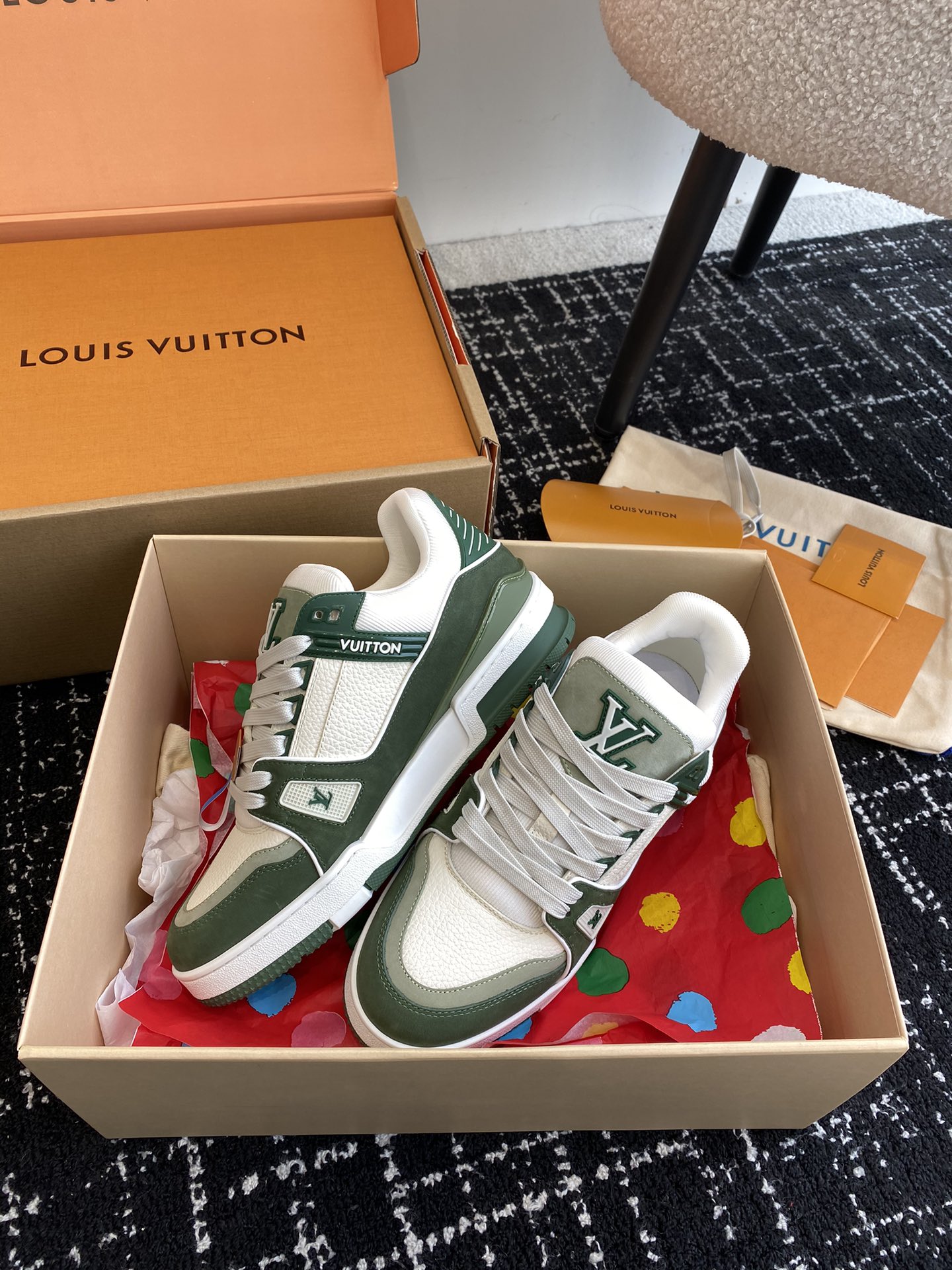 代购级
Louis Vuitton 驴家的爆款！trainer板鞋，每个人都必须入的款，绝不后悔！

超
