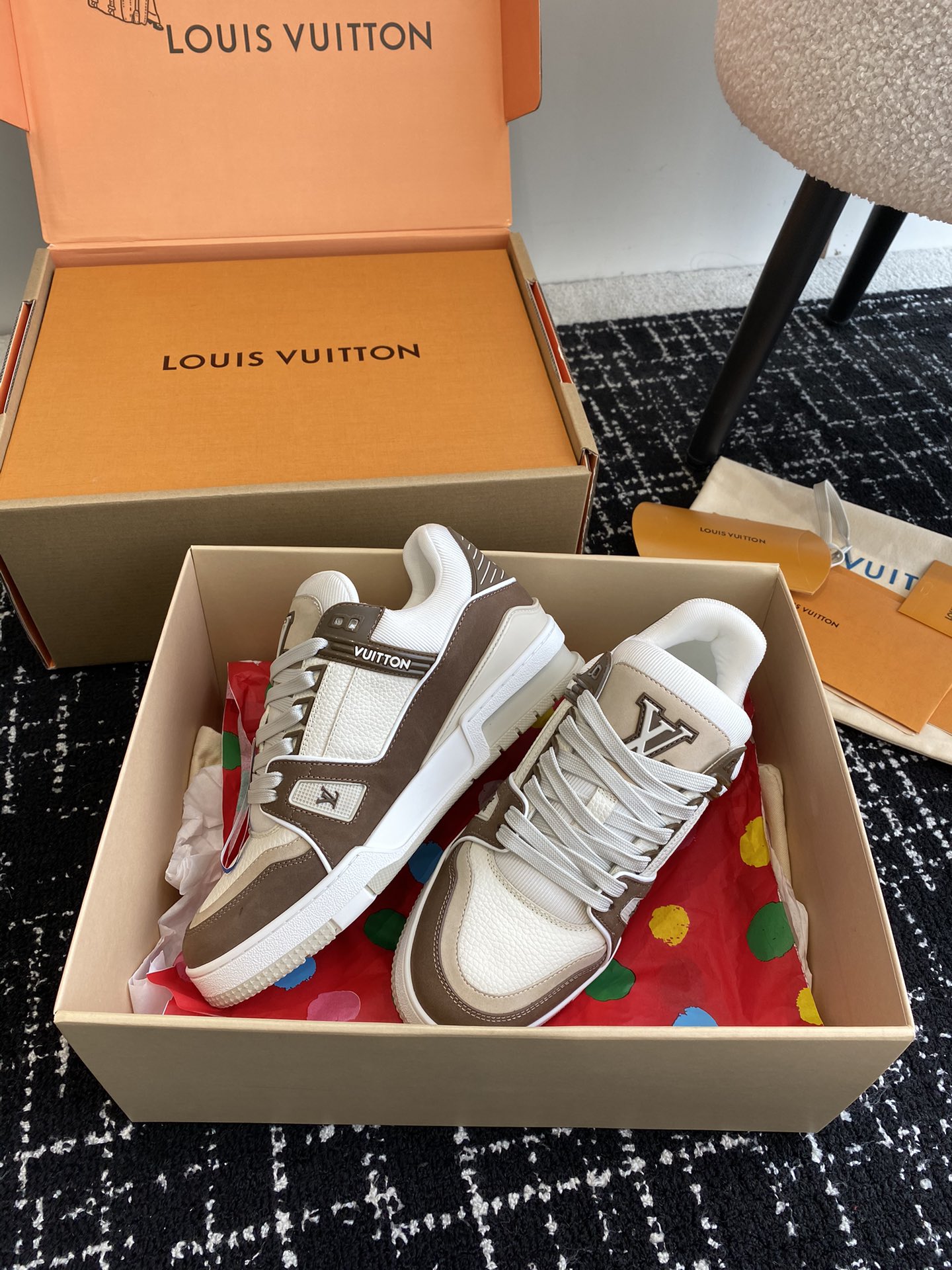 代购级
Louis Vuitton 驴家的爆款！trainer板鞋，每个人都必须入的款，绝不后悔！

超
