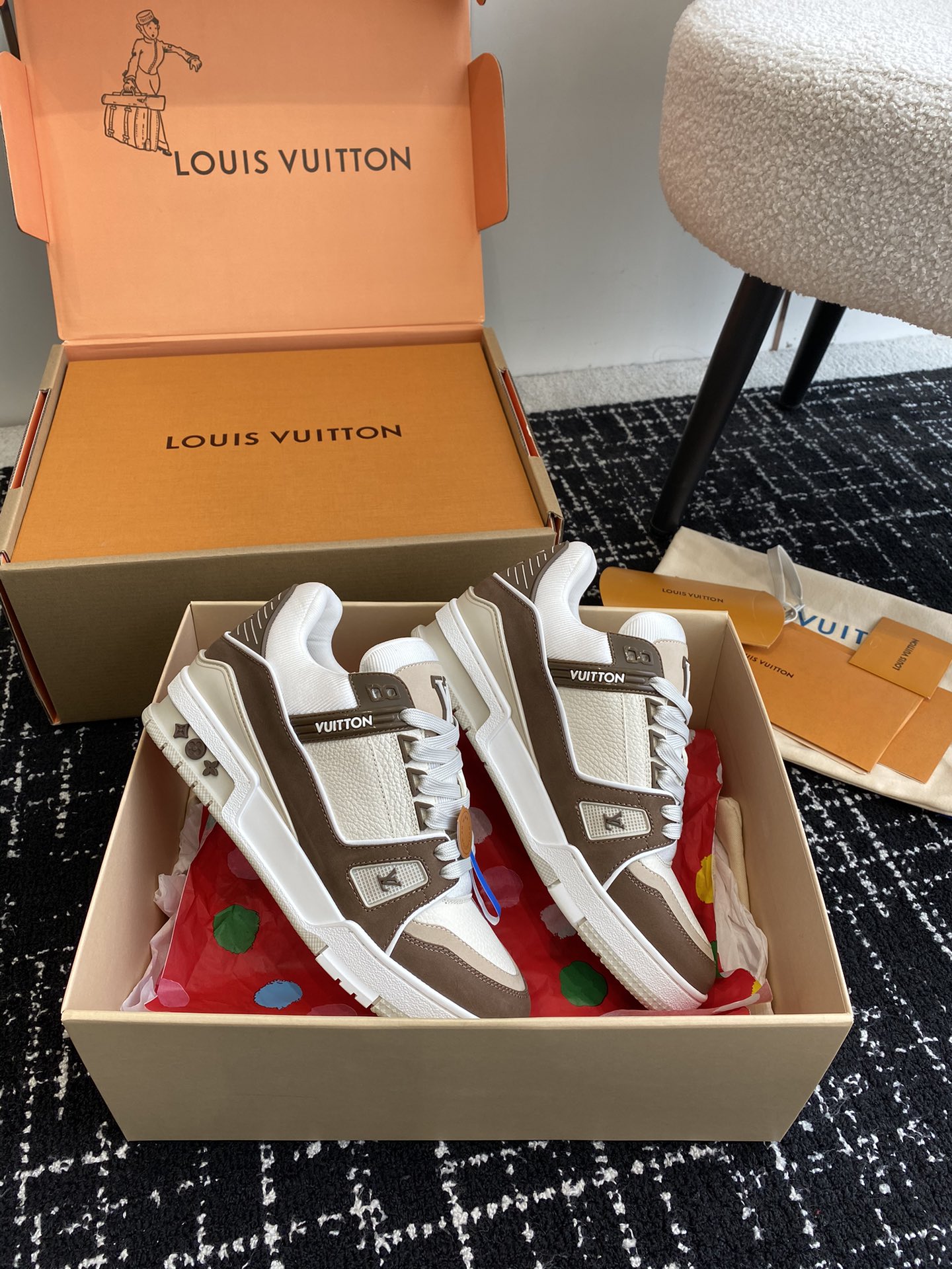 代购级
Louis Vuitton 驴家的爆款！trainer板鞋，每个人都必须入的款，绝不后悔！

超
