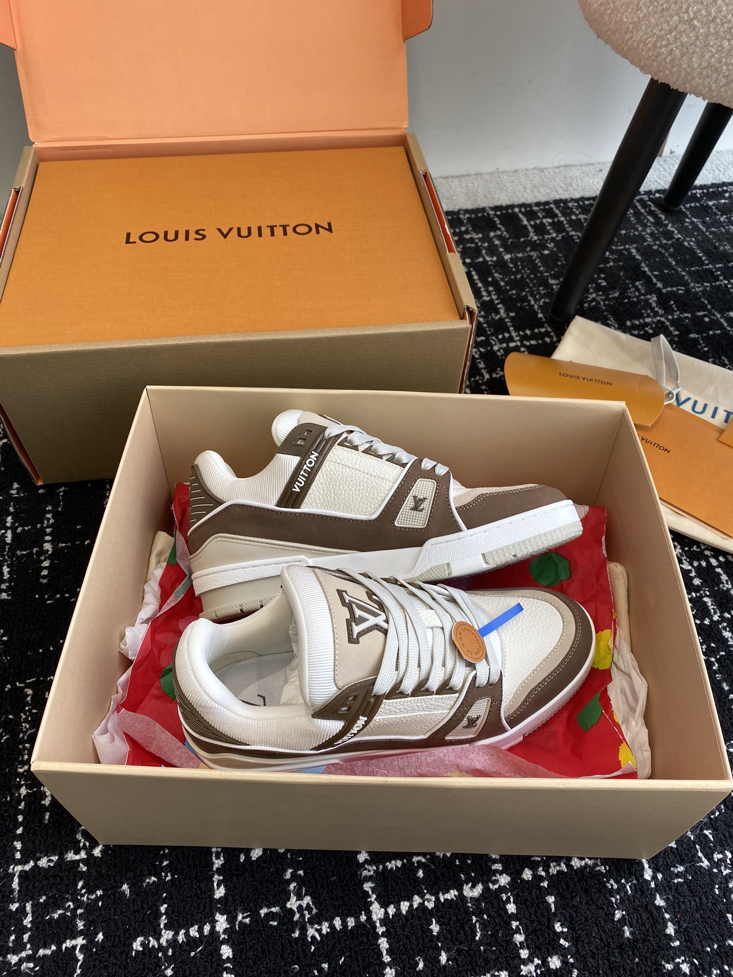 代购级
Louis Vuitton 驴家的爆款！trainer板鞋，每个人都必须入的款，绝不后悔！

超
