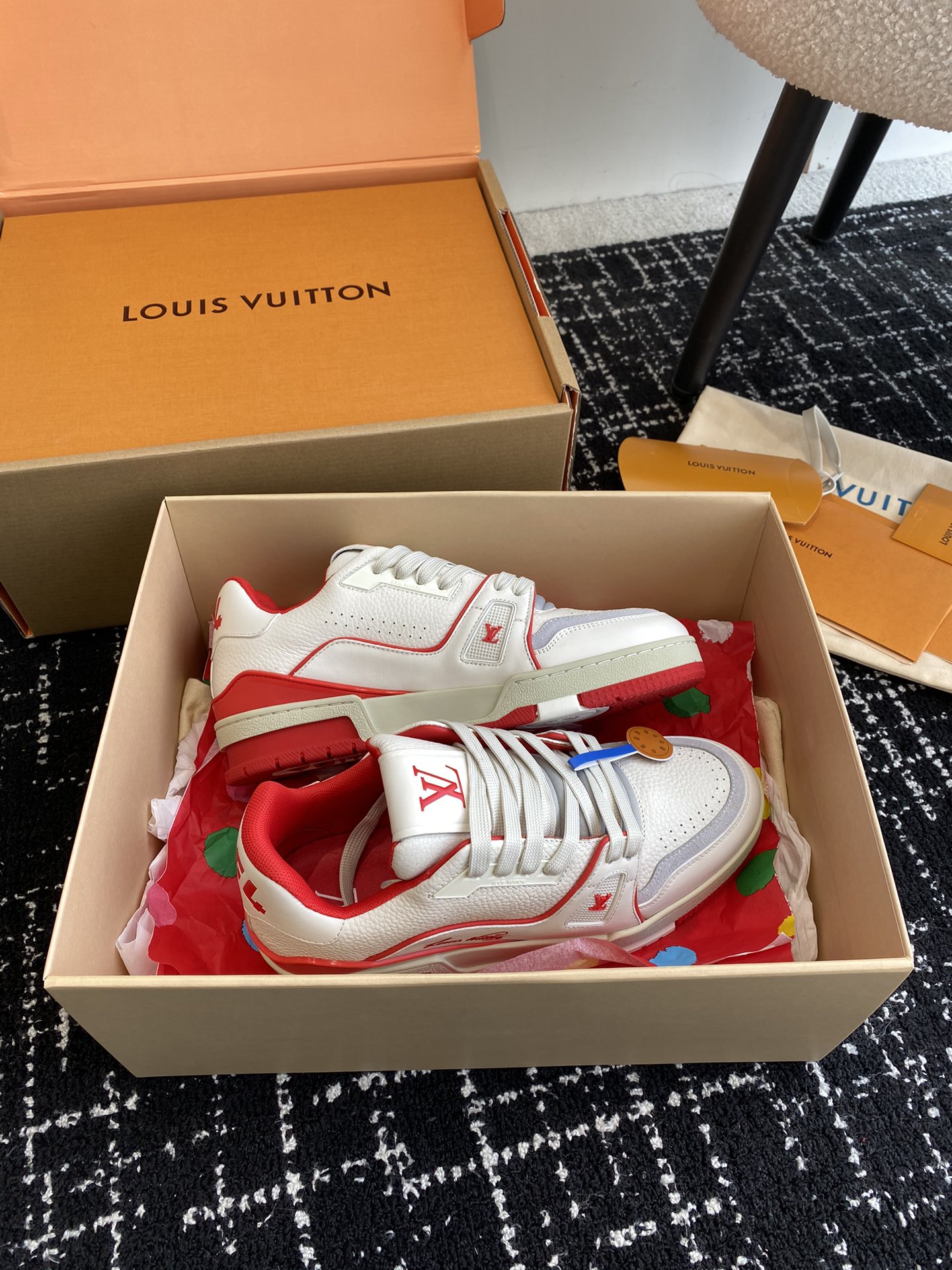 代购级
Louis Vuitton 驴家的爆款！trainer板鞋，每个人都必须入的款，绝不后悔！

超