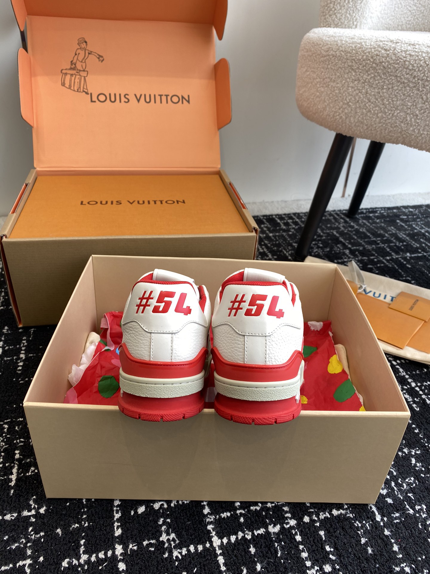 代购级
Louis Vuitton 驴家的爆款！trainer板鞋，每个人都必须入的款，绝不后悔！

超