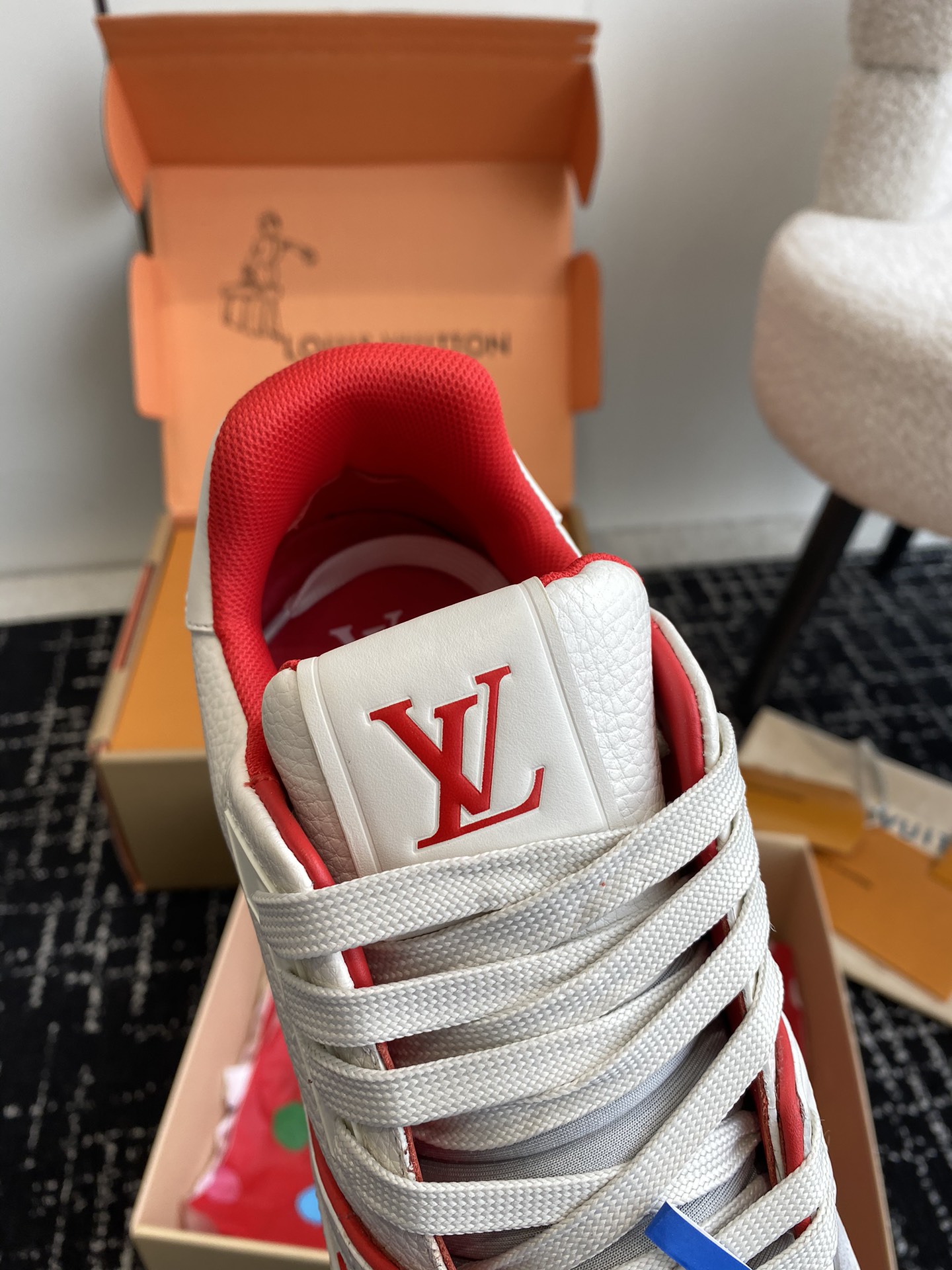 代购级
Louis Vuitton 驴家的爆款！trainer板鞋，每个人都必须入的款，绝不后悔！

超