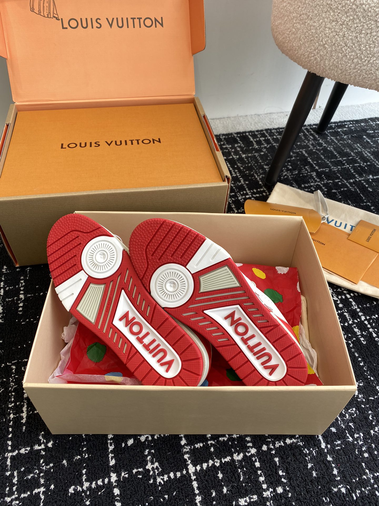 代购级
Louis Vuitton 驴家的爆款！trainer板鞋，每个人都必须入的款，绝不后悔！

超