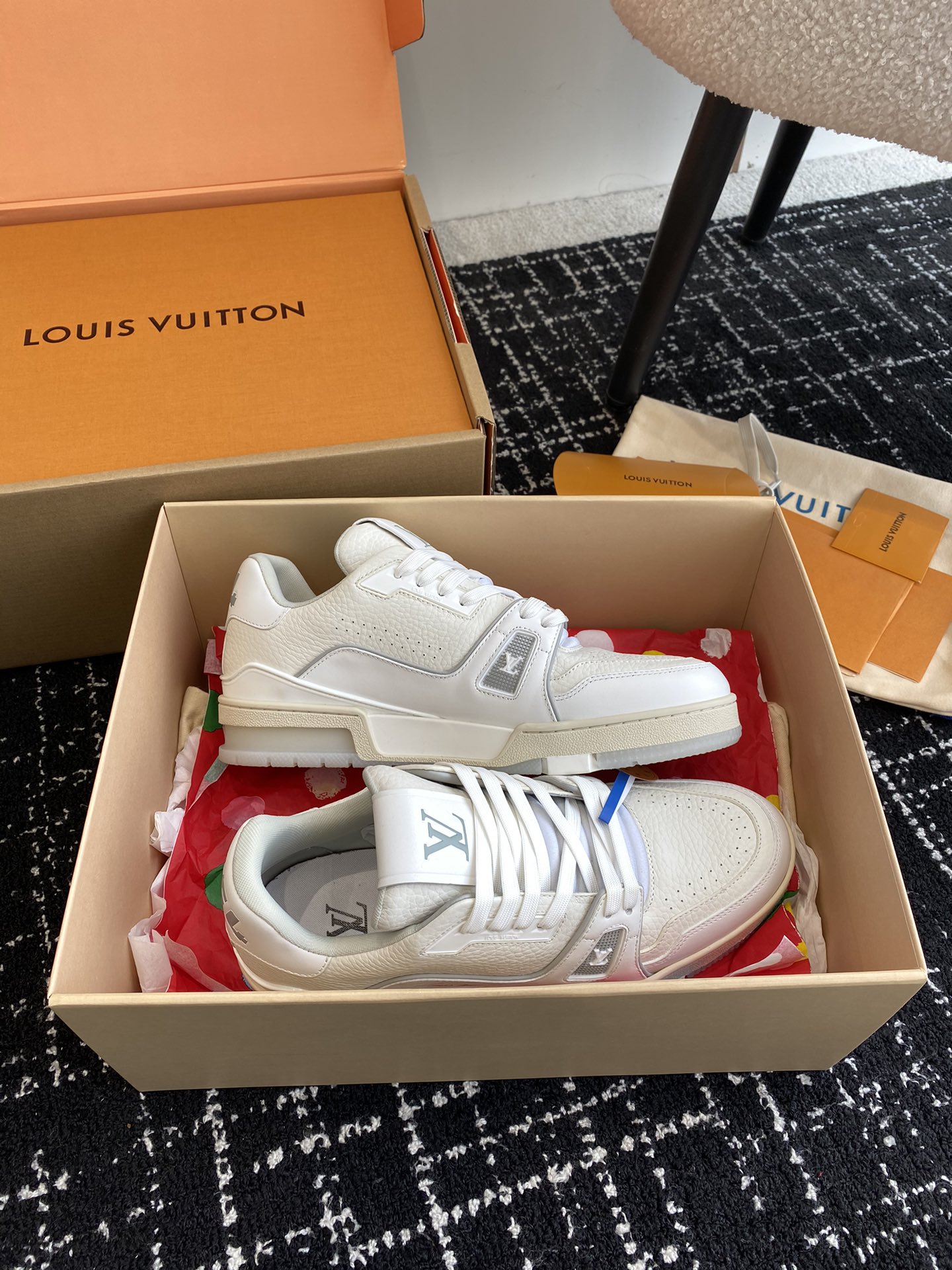 代购级
Louis Vuitton 驴家的爆款！trainer板鞋，每个人都必须入的款，绝不后悔！

超