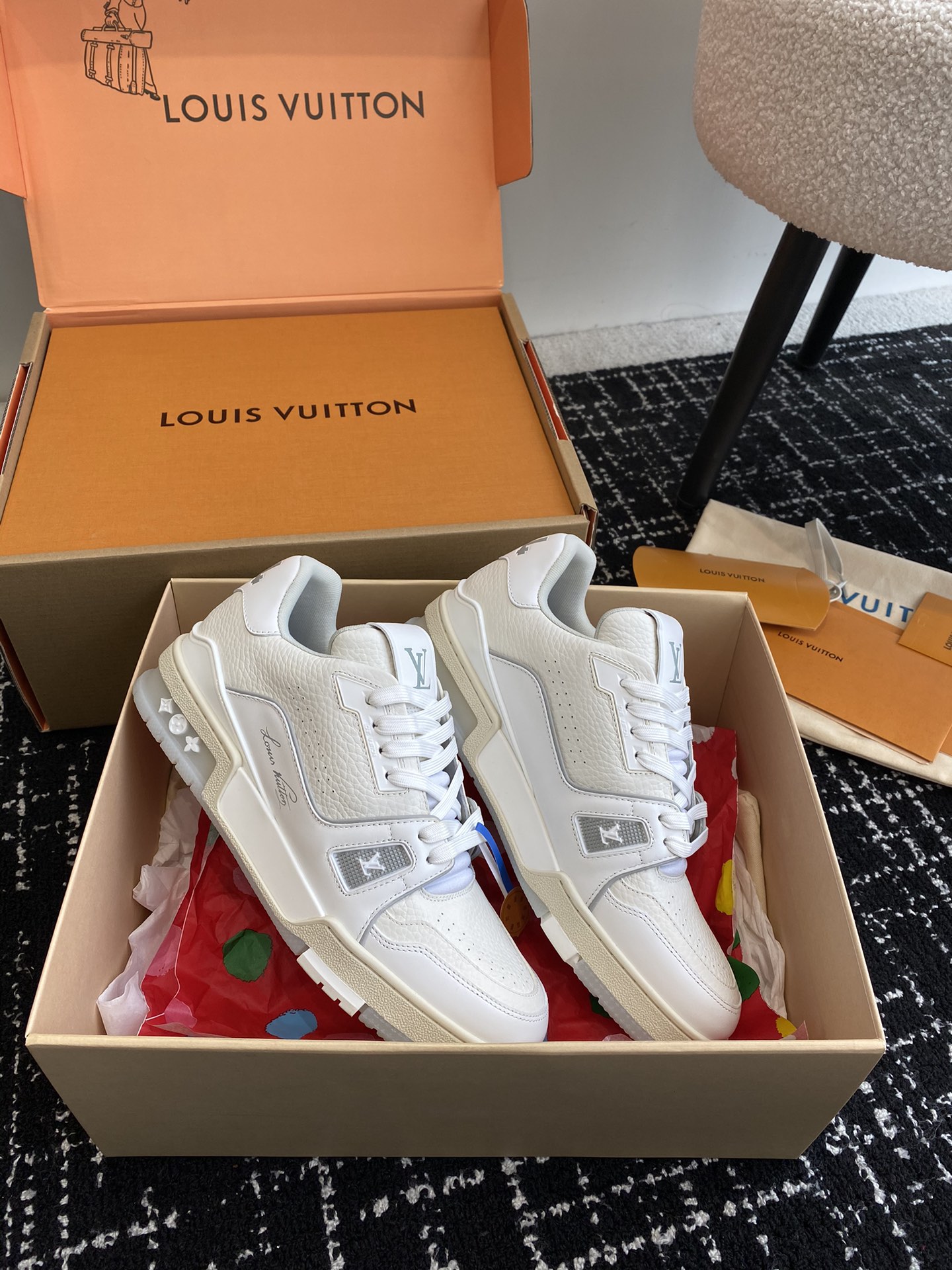 代购级
Louis Vuitton 驴家的爆款！trainer板鞋，每个人都必须入的款，绝不后悔！

超