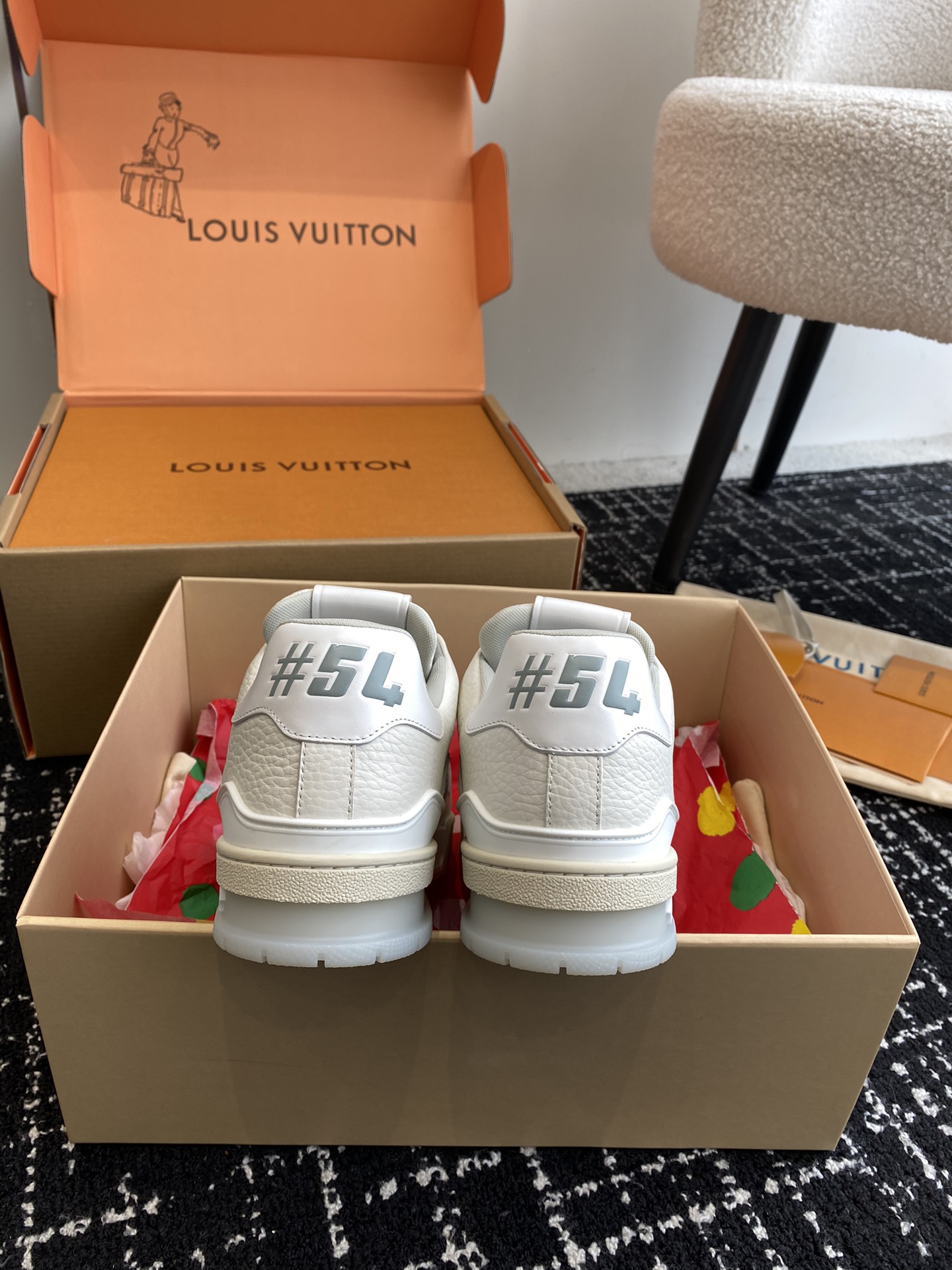 代购级
Louis Vuitton 驴家的爆款！trainer板鞋，每个人都必须入的款，绝不后悔！

超
