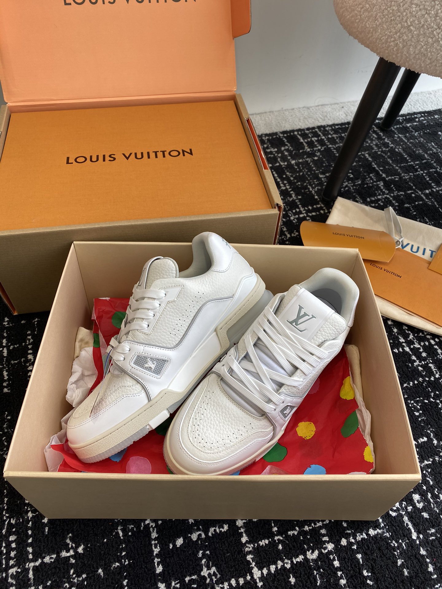 代购级
Louis Vuitton 驴家的爆款！trainer板鞋，每个人都必须入的款，绝不后悔！

超